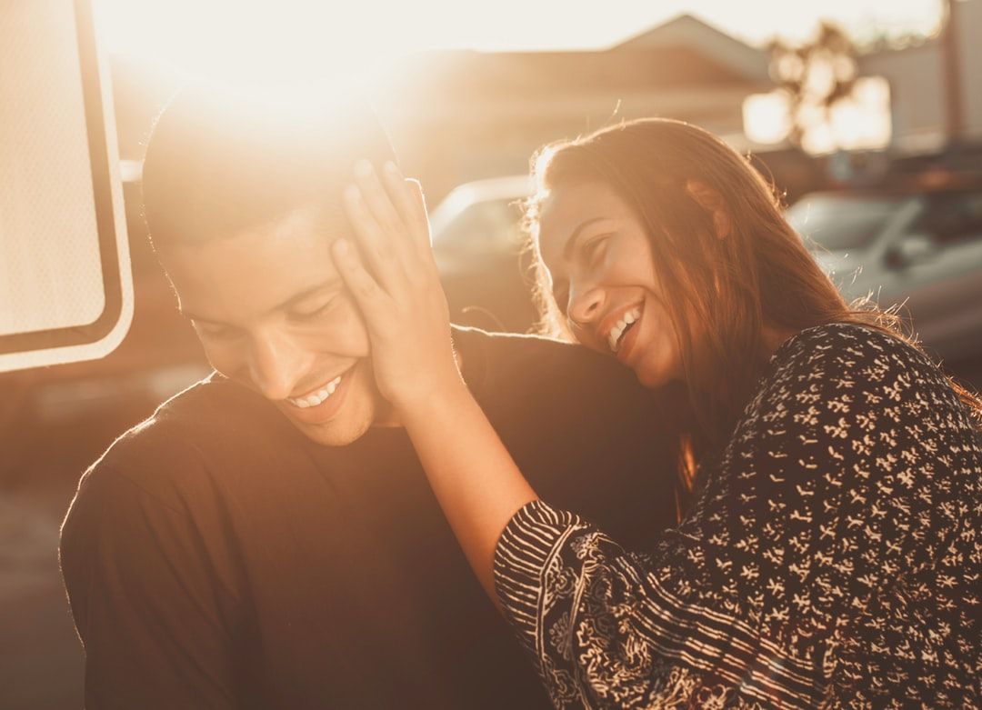 coppia sorridente al tramonto, 1080x781 HD, PC Desktop