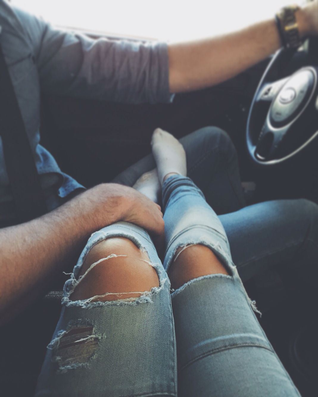 Coppia in auto jeans strappati, 1068x1334 Full HD Verticale, iPhone