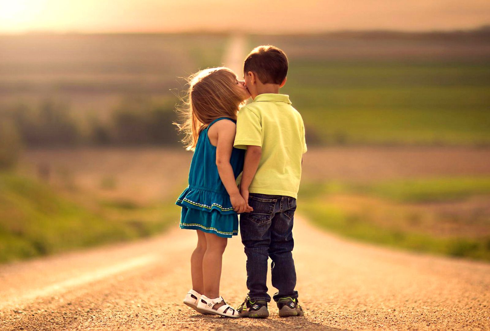 Bambini coppia bacio divano rosso, 1028x913 HD, Desktop