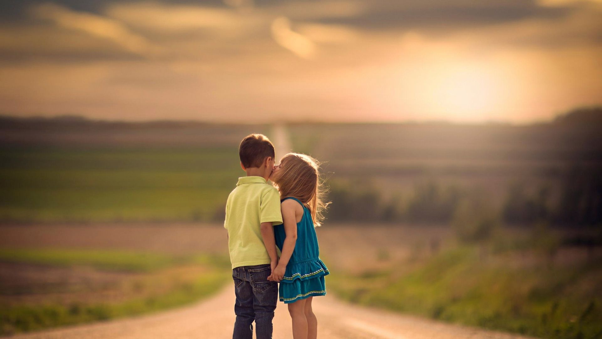 Bambini che si baciano al tramonto, 1920x1080 Full HD, Desktop