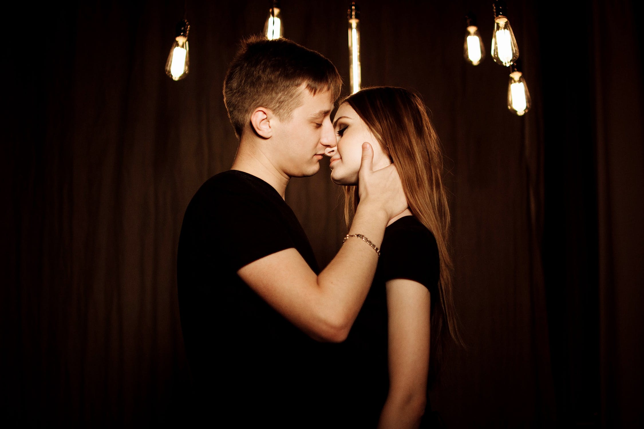 Coppia romantica quasi bacio, luci, 2250x1500 alta risoluzione, Desktop