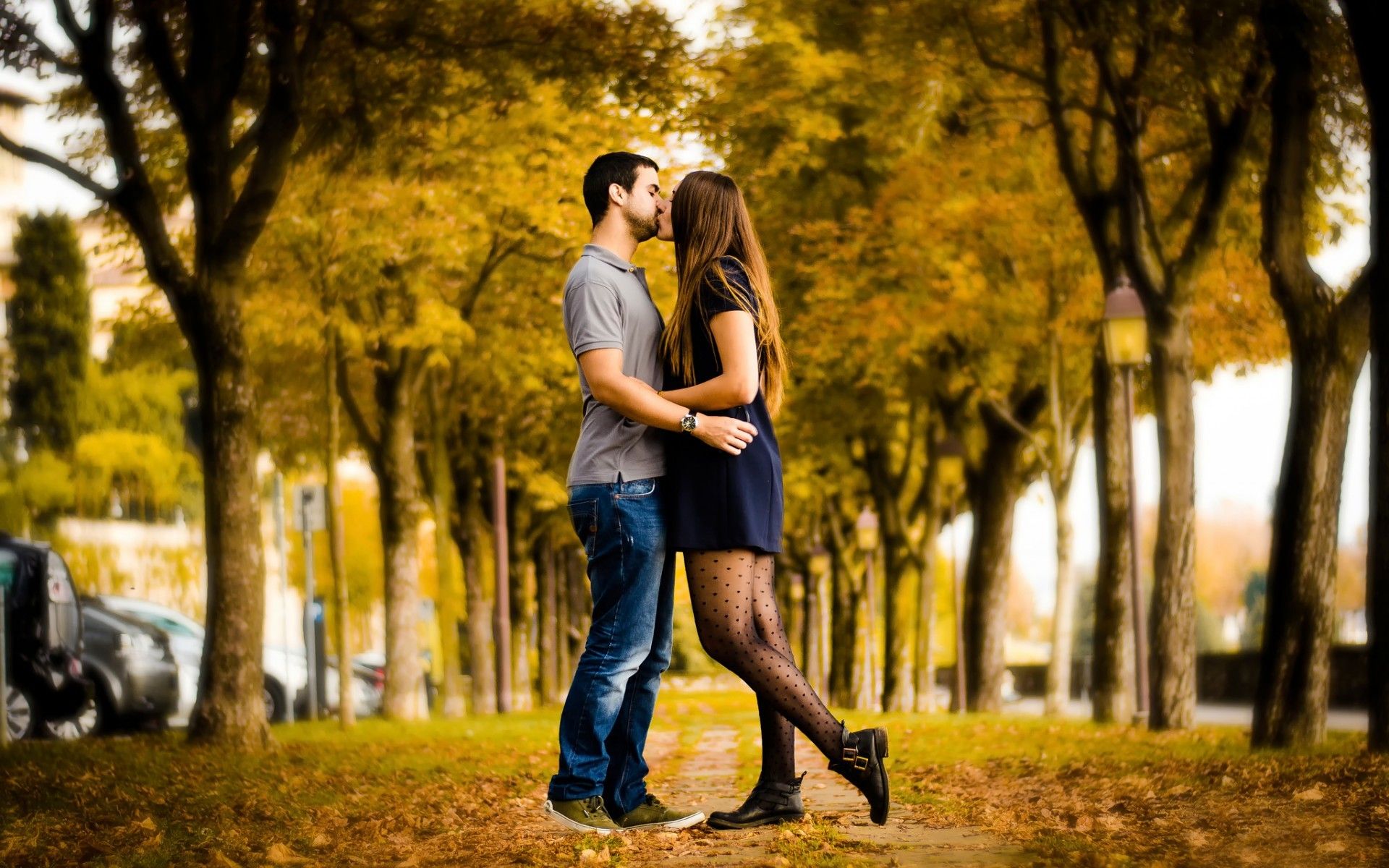 Coppia che si bacia in autunno, 1920x1200 WUXGA, Laptop