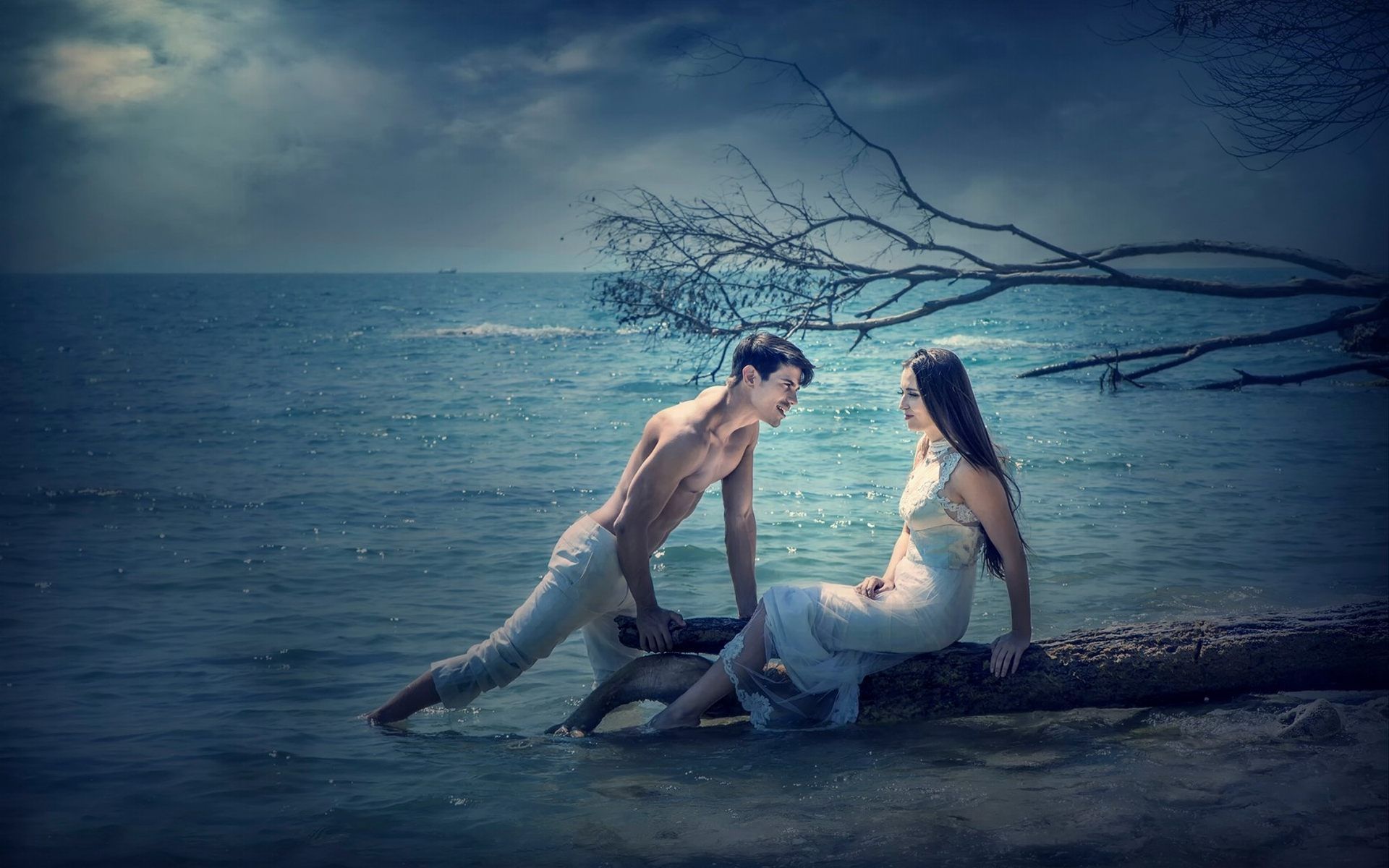 Coppia romantica su tronco al mare, 1920x1200 WUXGA, PC