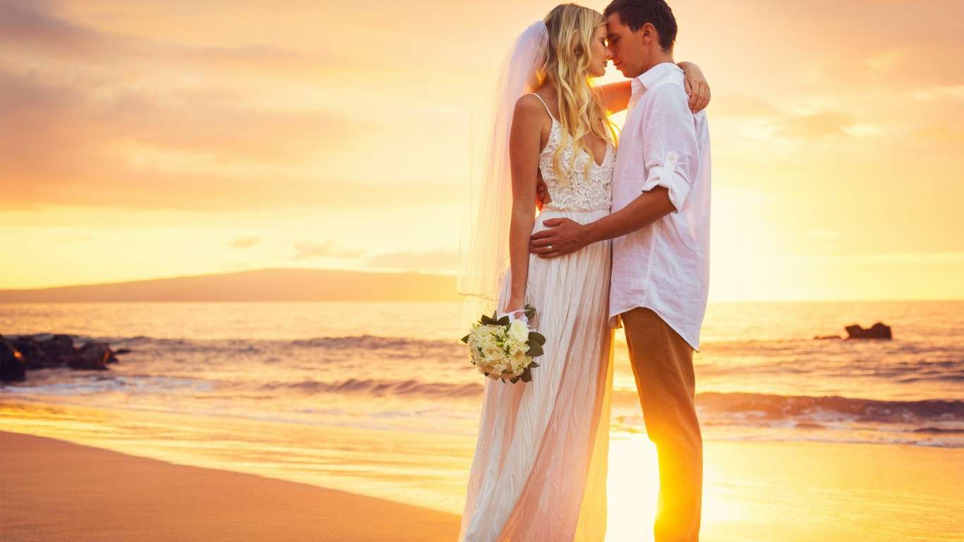 Coppia sposi bacio spiaggia tramonto, 1366x768 720p, iMac