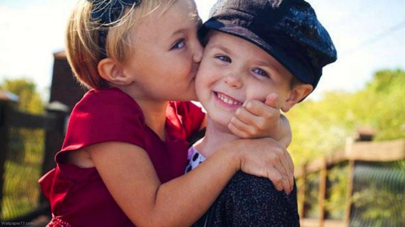 Bambini abbraccio bacio guancia, 1366x768 720p, iMac