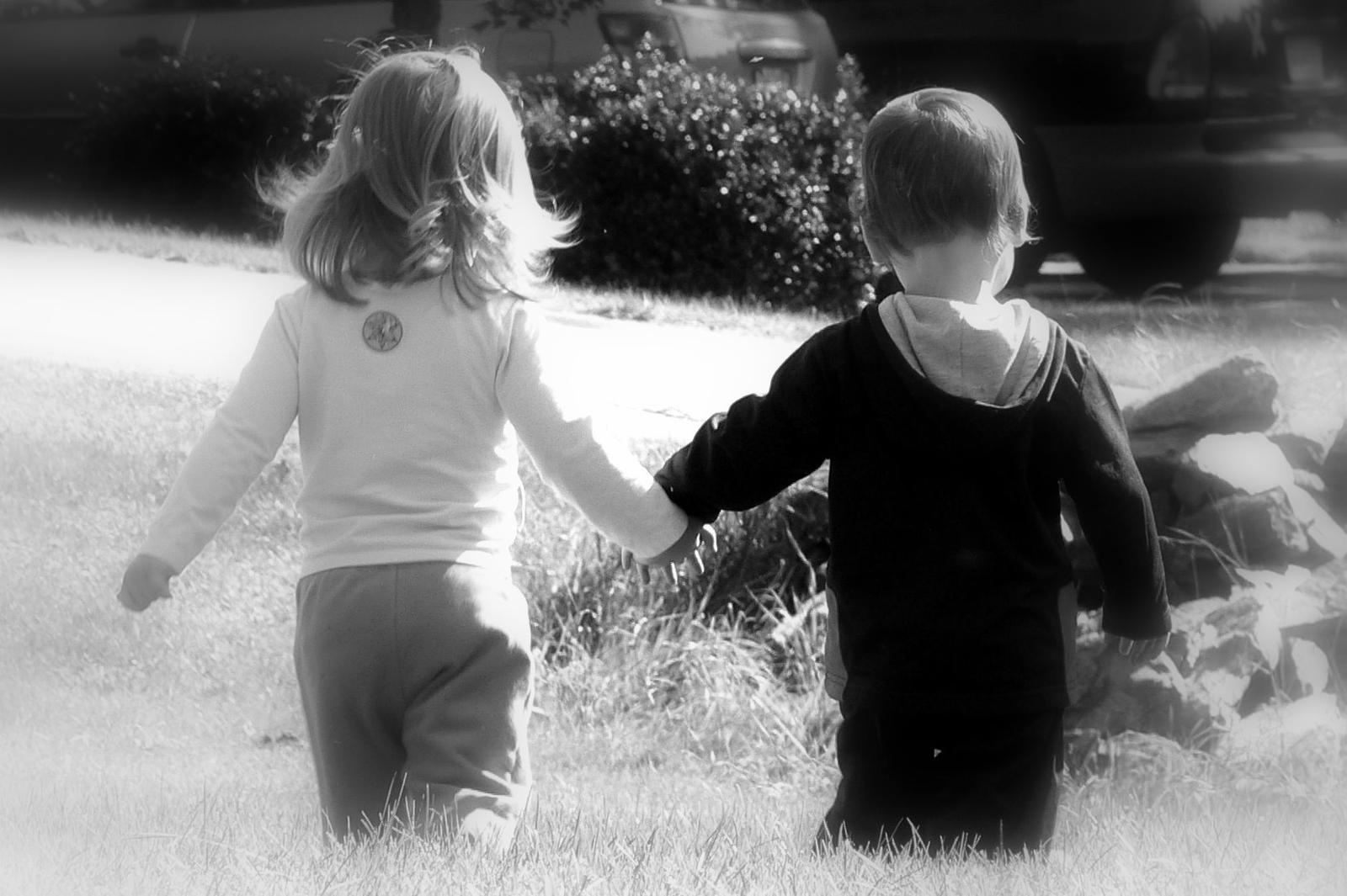Bambini mano nella mano, bianco e nero, 1600x1065 HD Ready, PC