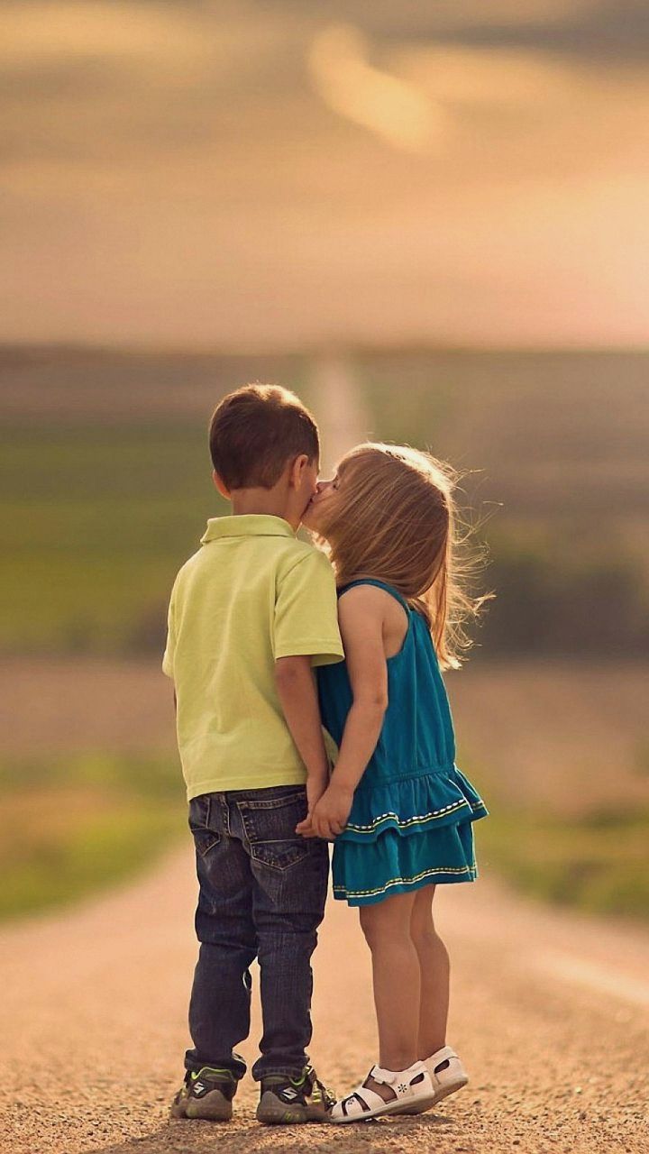 Bambini che si baciano su strada, 720x1280 Full HD Verticale, Smartphone