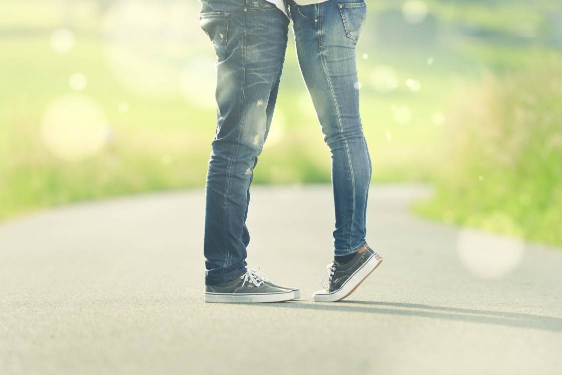 Coppia in jeans su strada, 1123x750 HD, Desktop