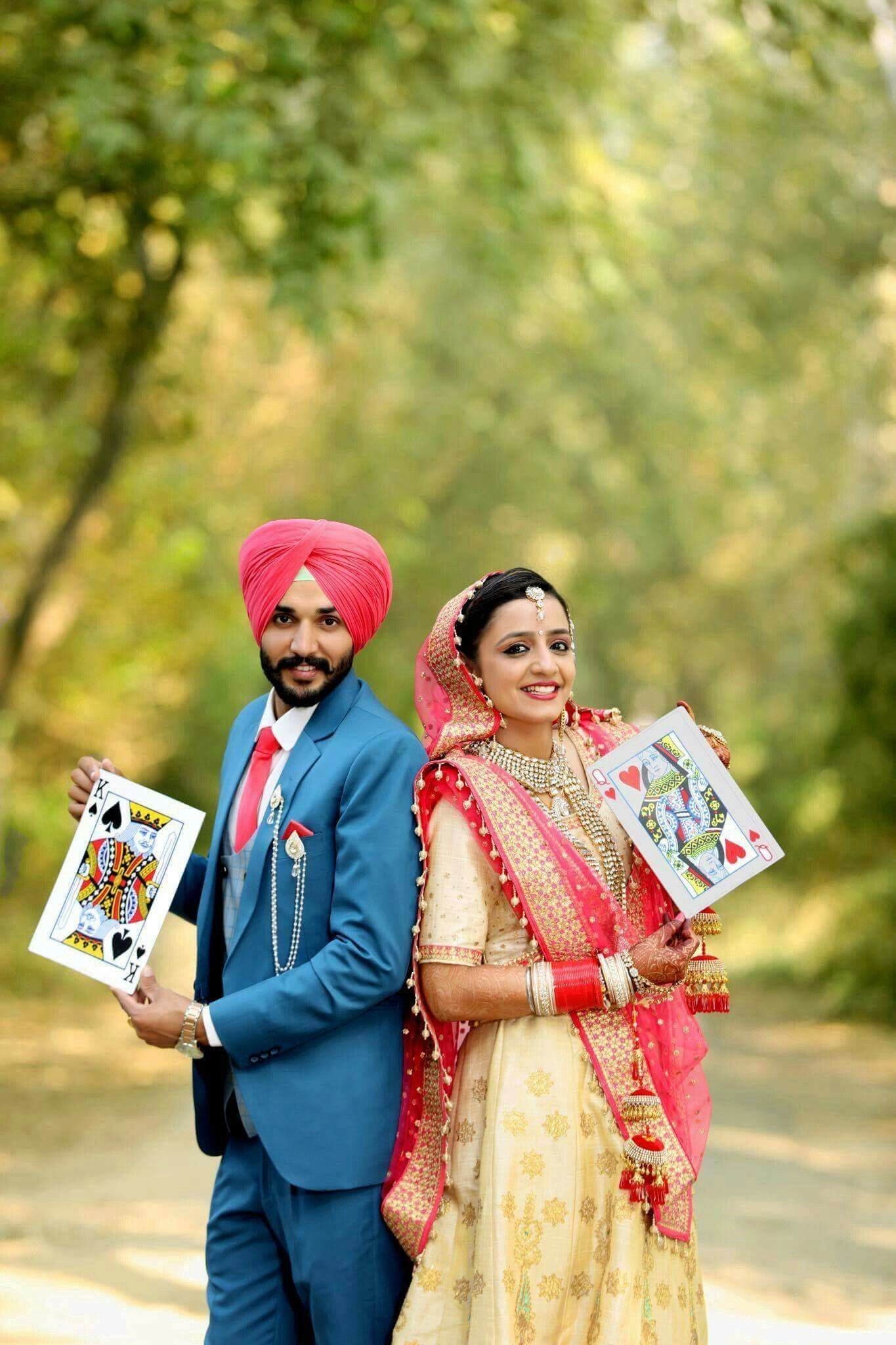Coppia sposi punjabi con carte, 1365x2048 Verticale, Telefono