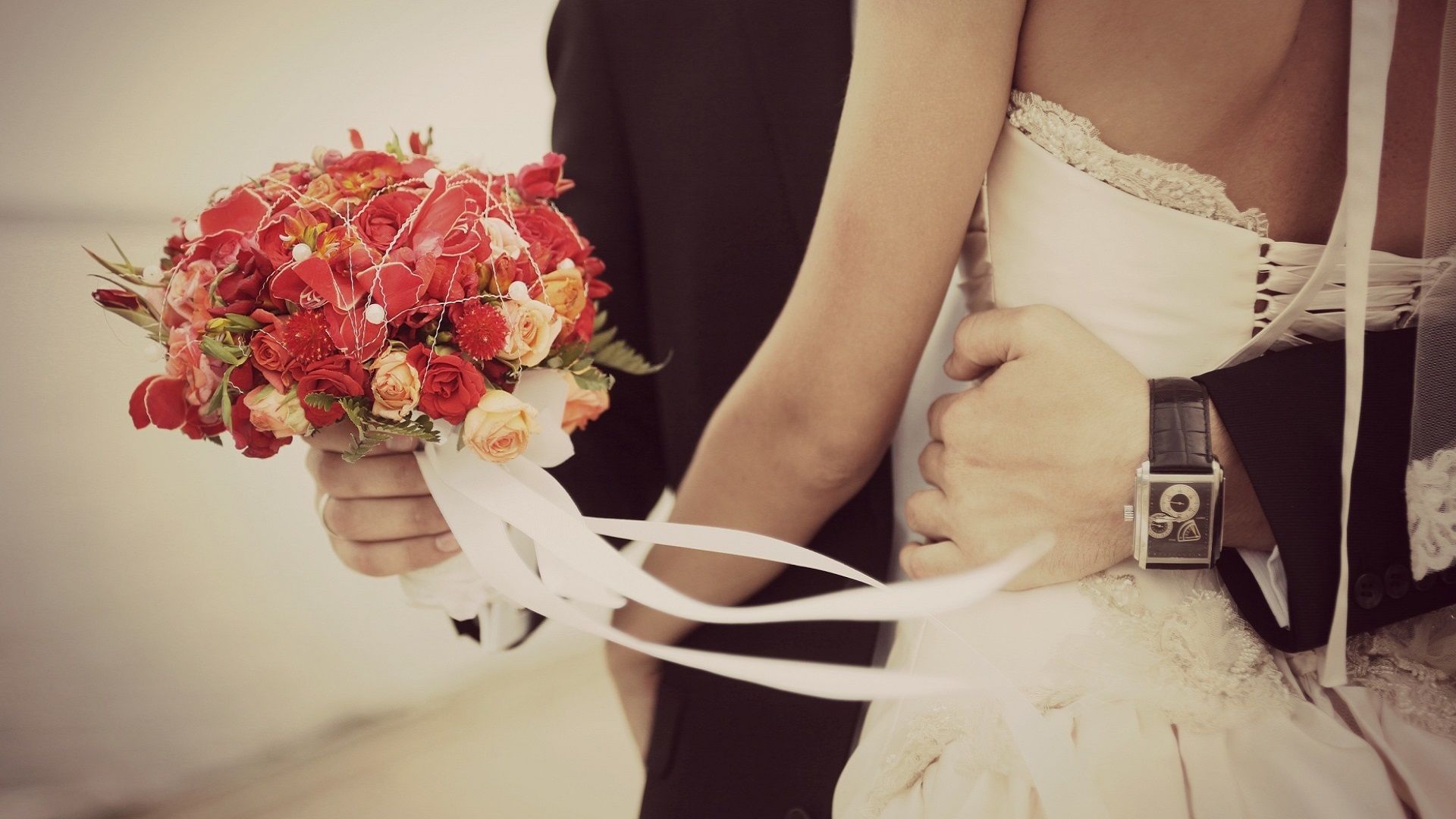 Sposi con bouquet fiori rossi, 1920x1080 Full HD, Desktop