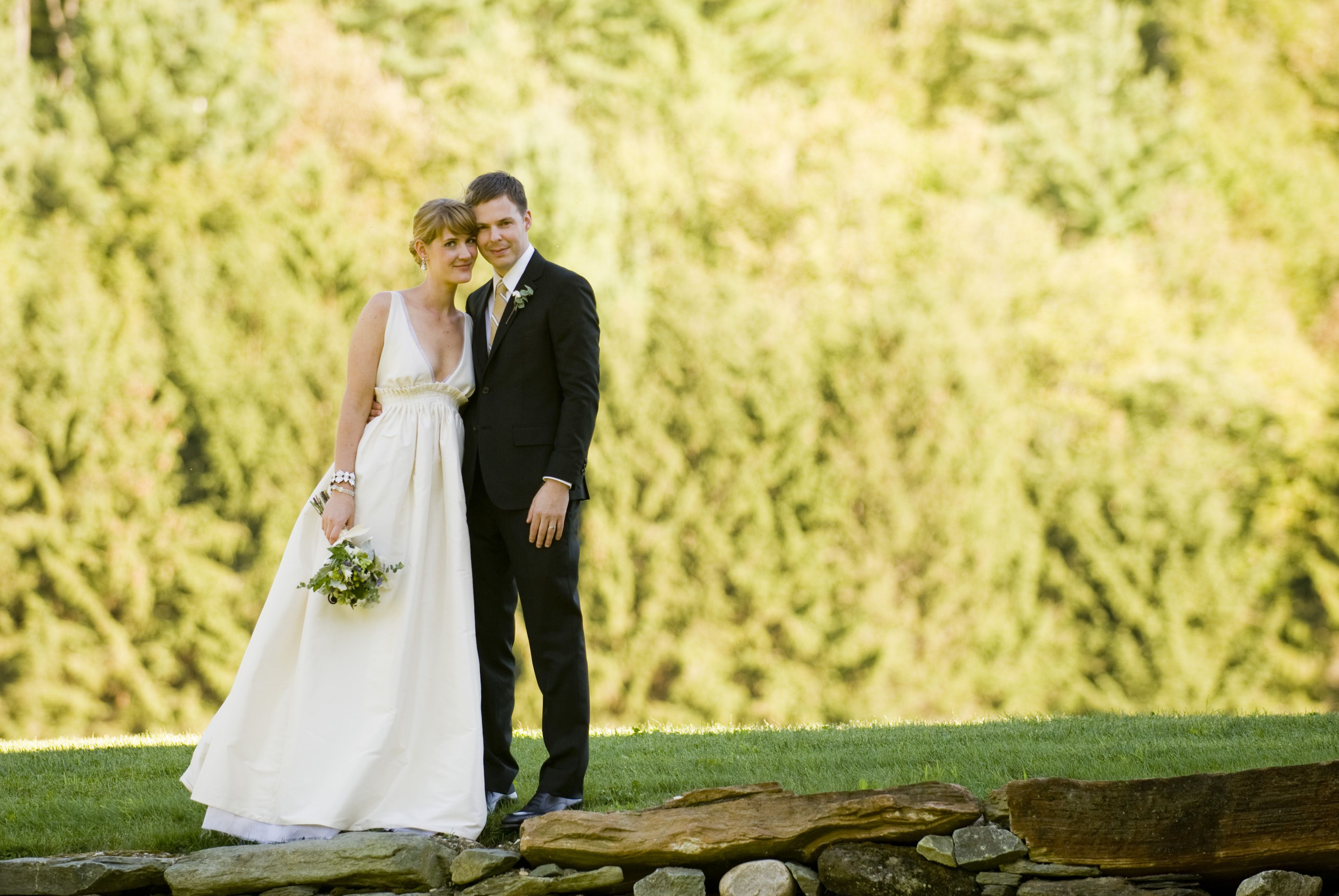 Sposi abbracciati nel giardino, 3872x2592 Ultra HD, 4K TV