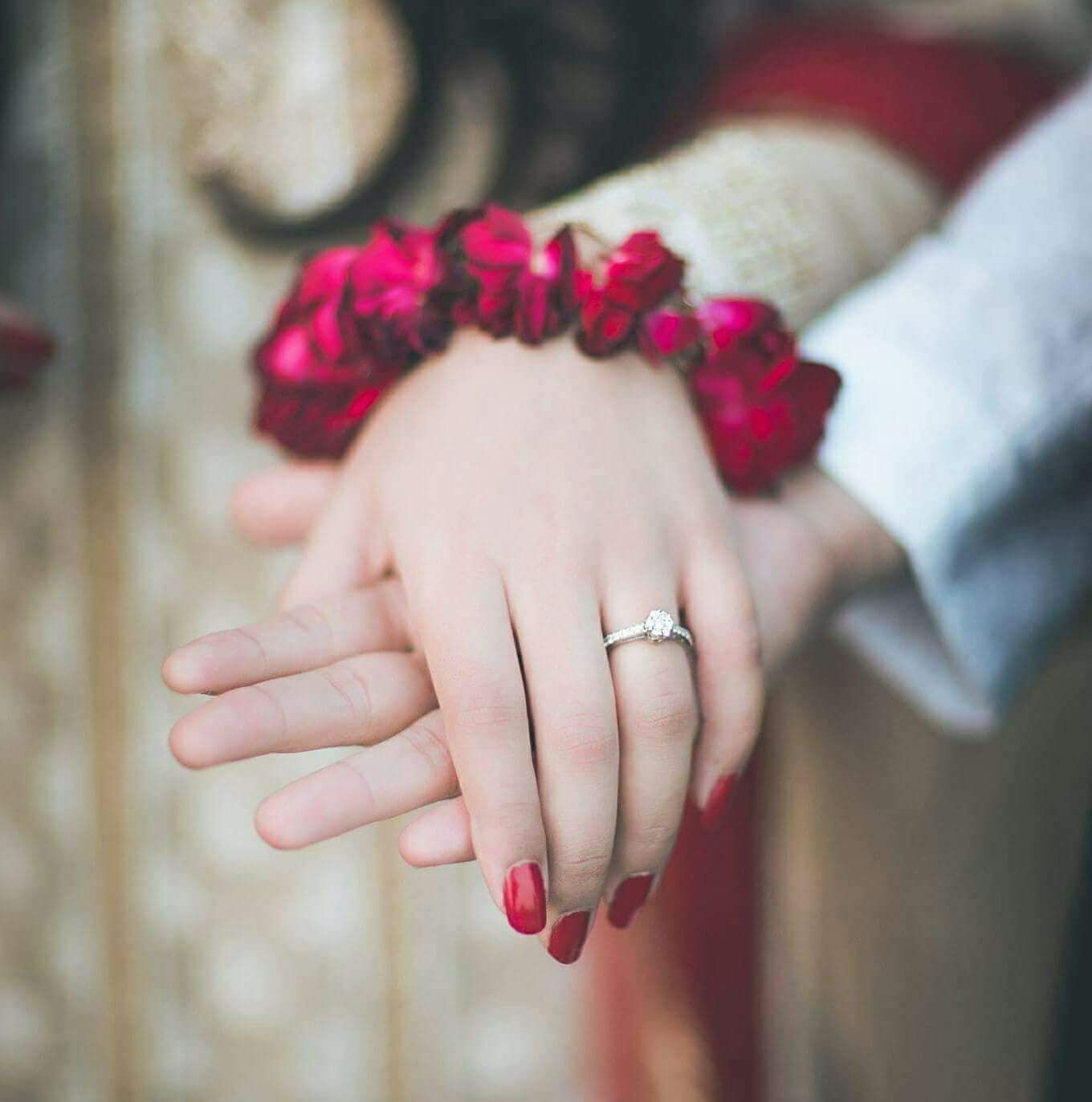 Coppia mani con anello e rose, 1360x1373 Verticale, Mobile
