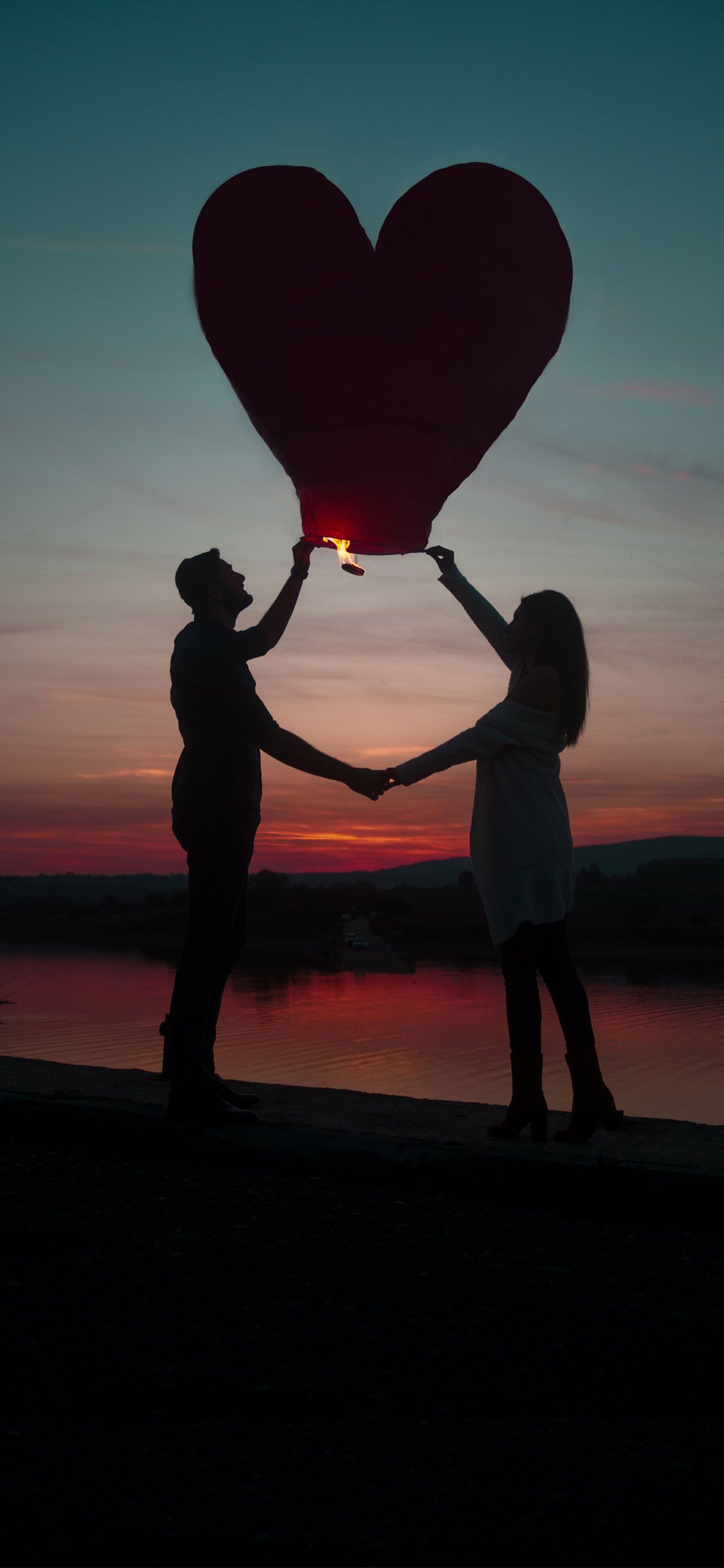 Coppia silhouette al tramonto con cuore, 1125x2436 Full HD Verticale, iPhone