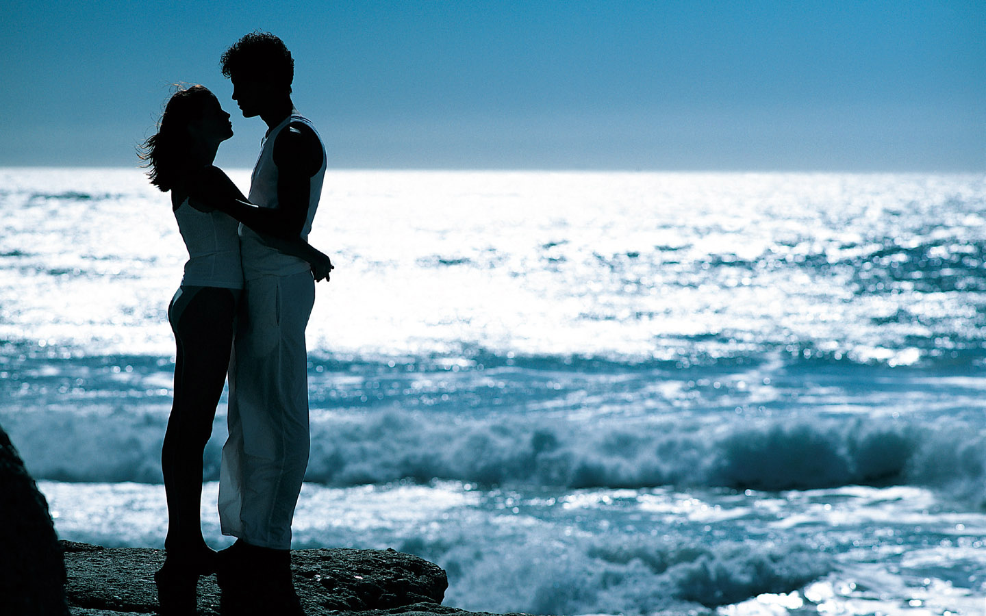 Coppia silhouette abbraccio mare, 1440x900 HD, Desktop