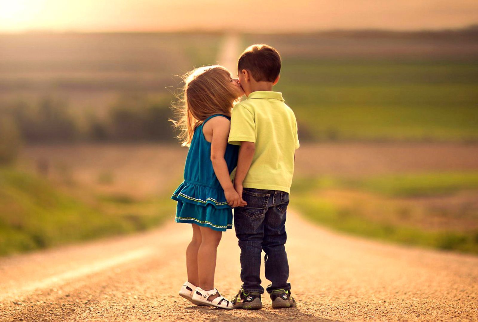 Bambini che si baciano su strada, 1600x1080 900p, Desktop