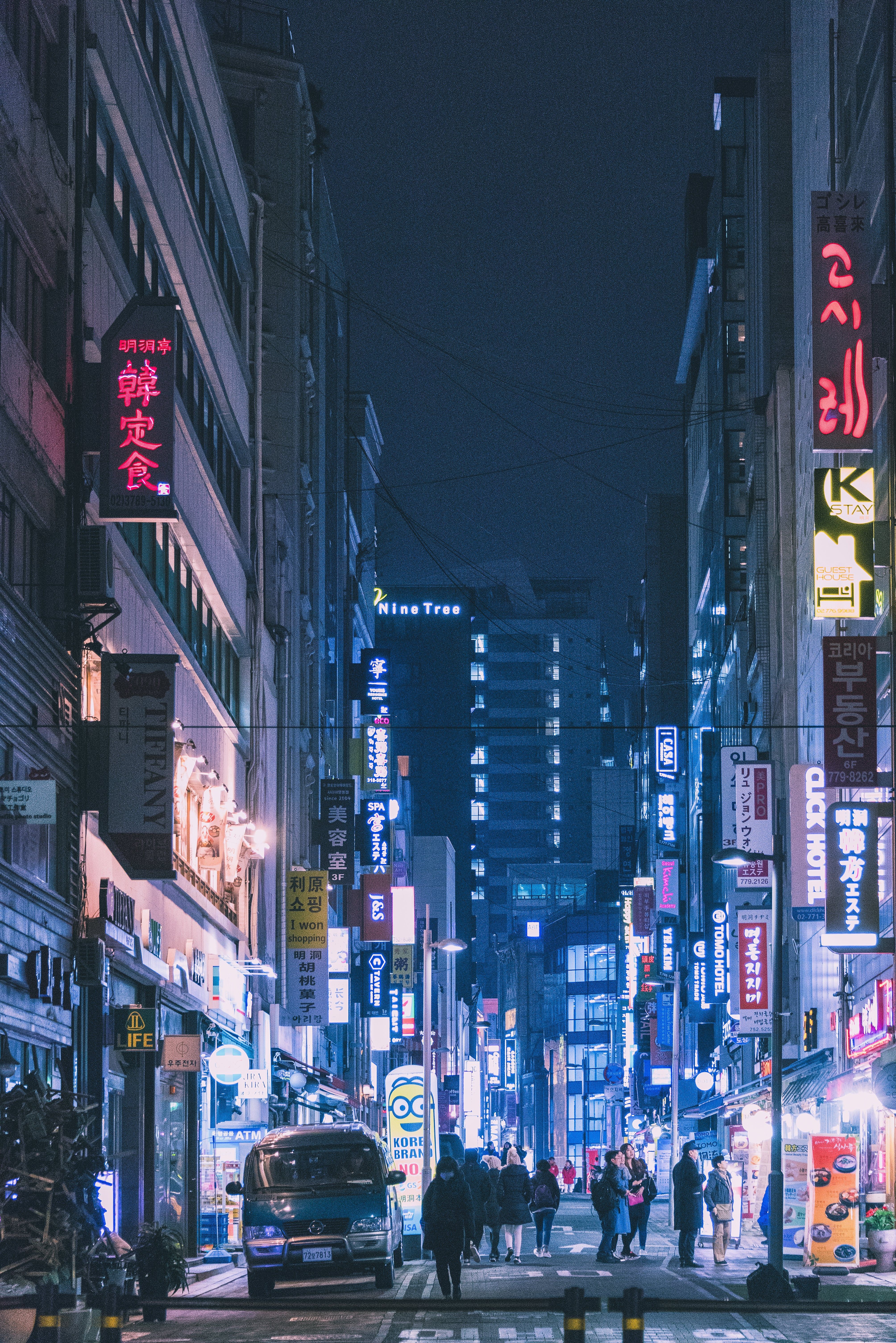 Strada notturna a Seoul, 4016x6016 Verticale, iPhone Pro
