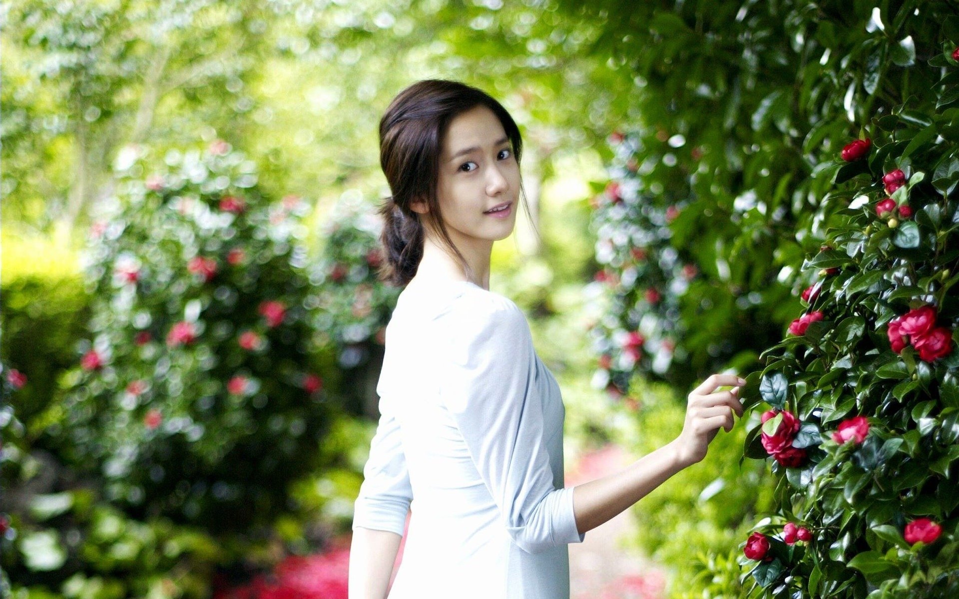Donna coreana tra fiori, 1920x1200 Full HD+ WUXGA, Desktop
