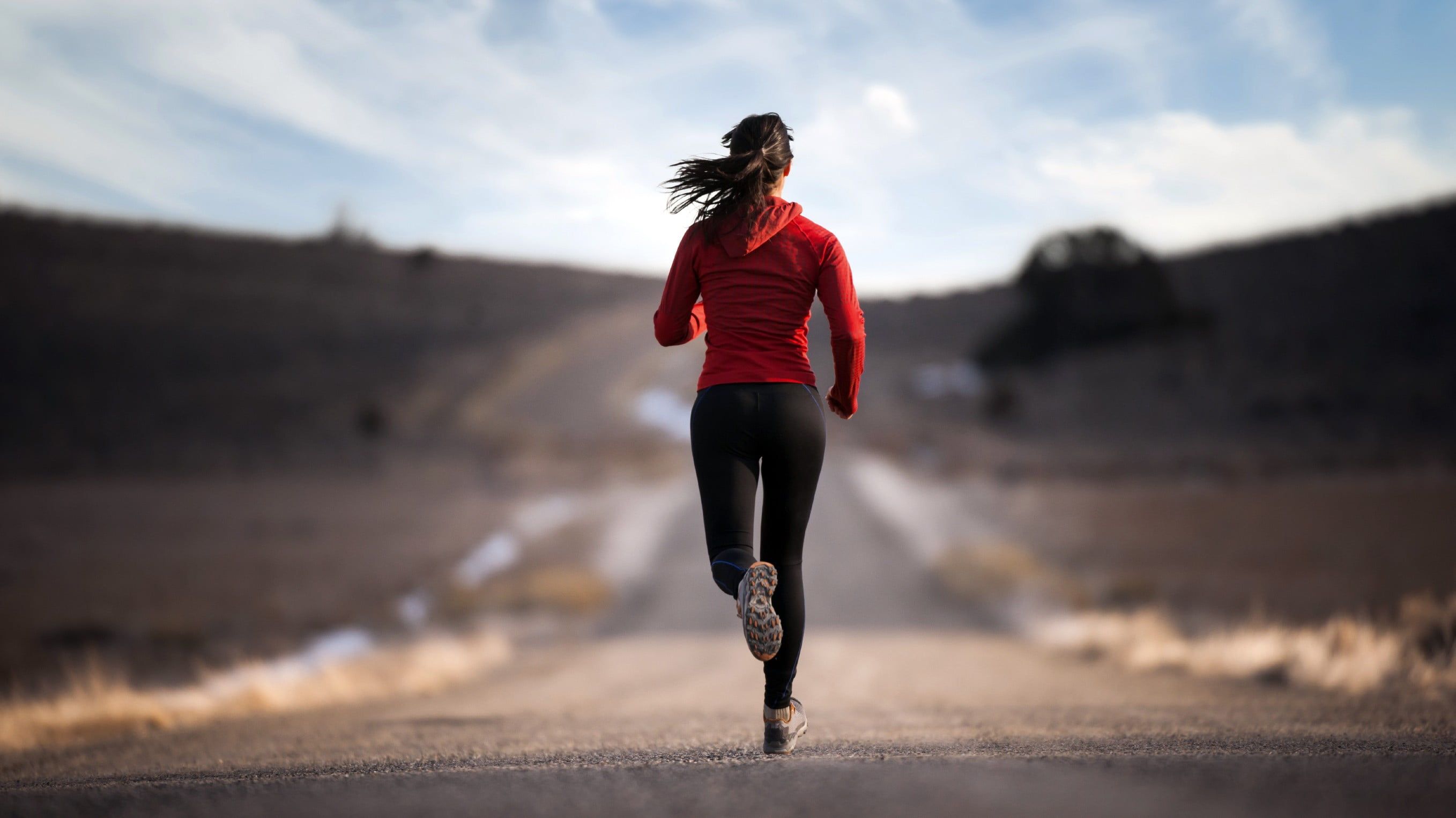 Donna che corre su strada, 2716x1525 1440p, Desktop