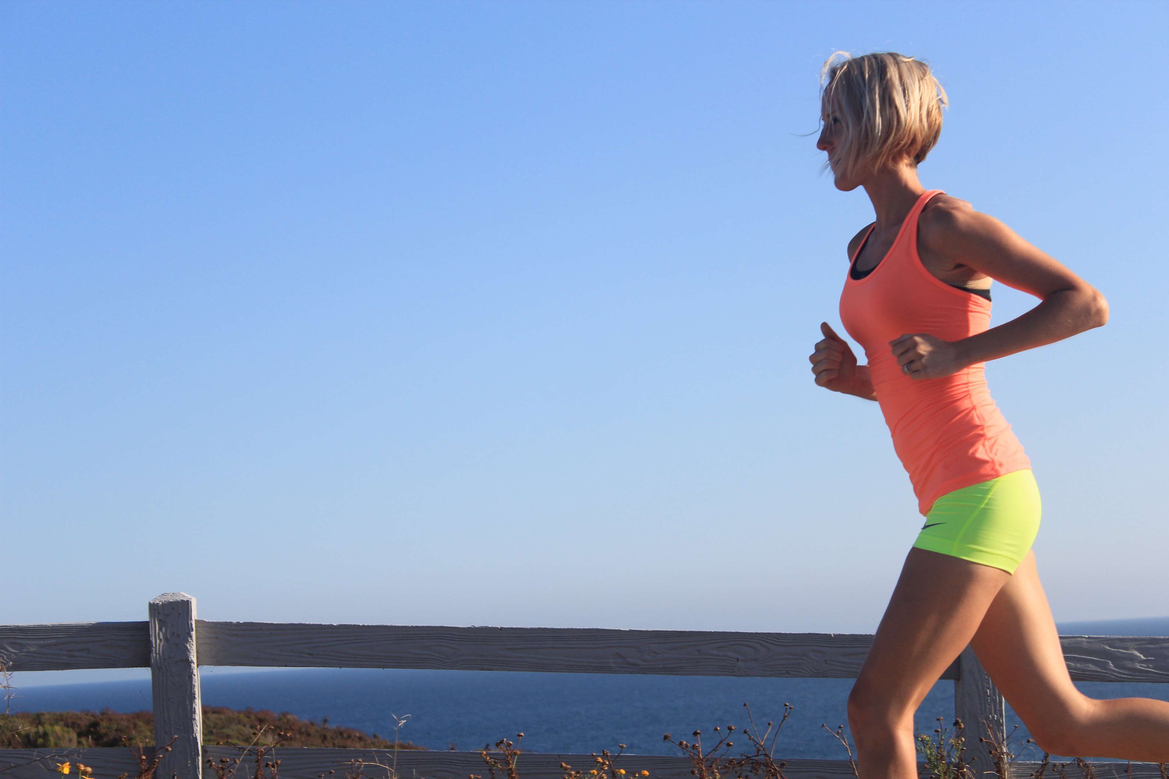 Donna che corre vicino mare, 3840x2560 UHD, PC 4K