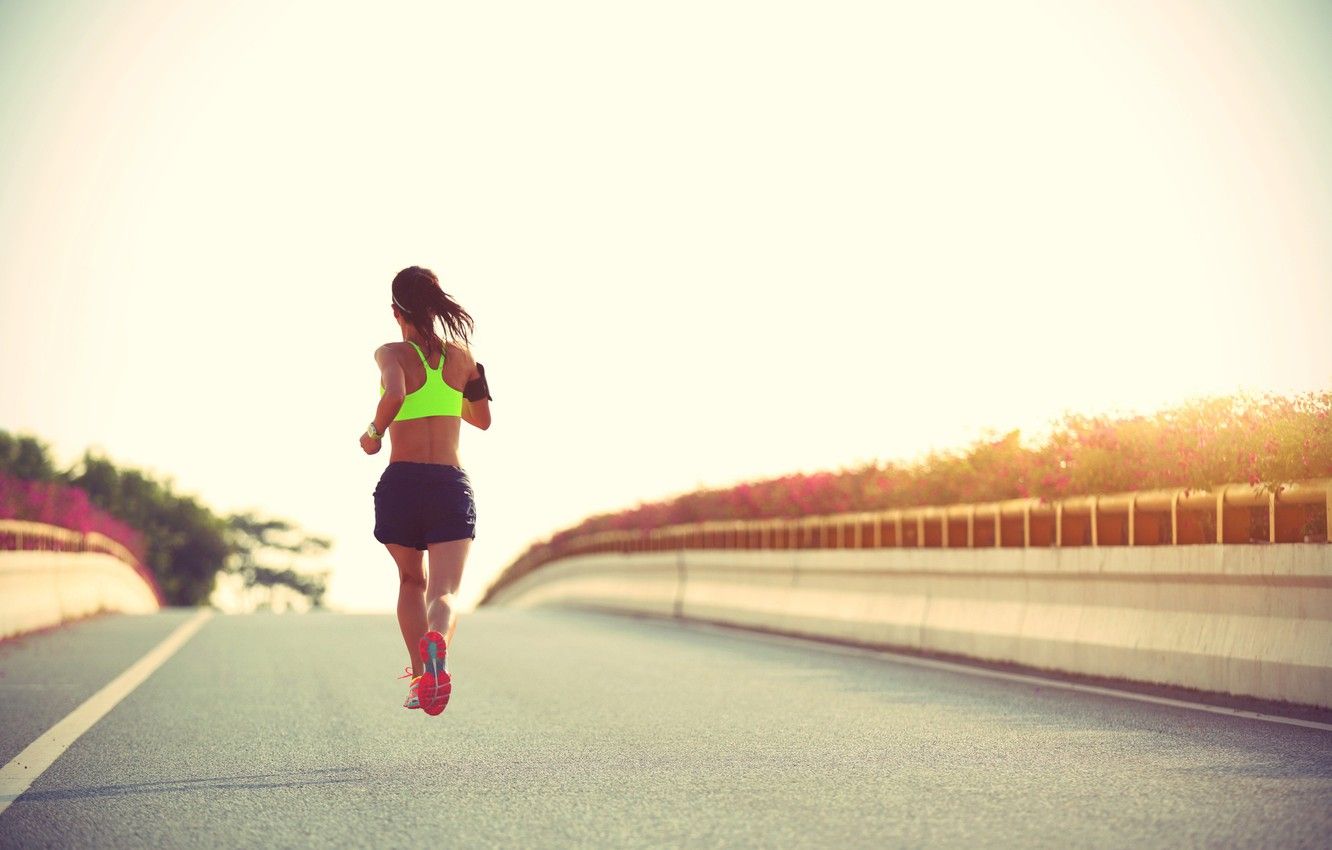 Donna che corre su strada, 1332x850 720p, Acer Nitro