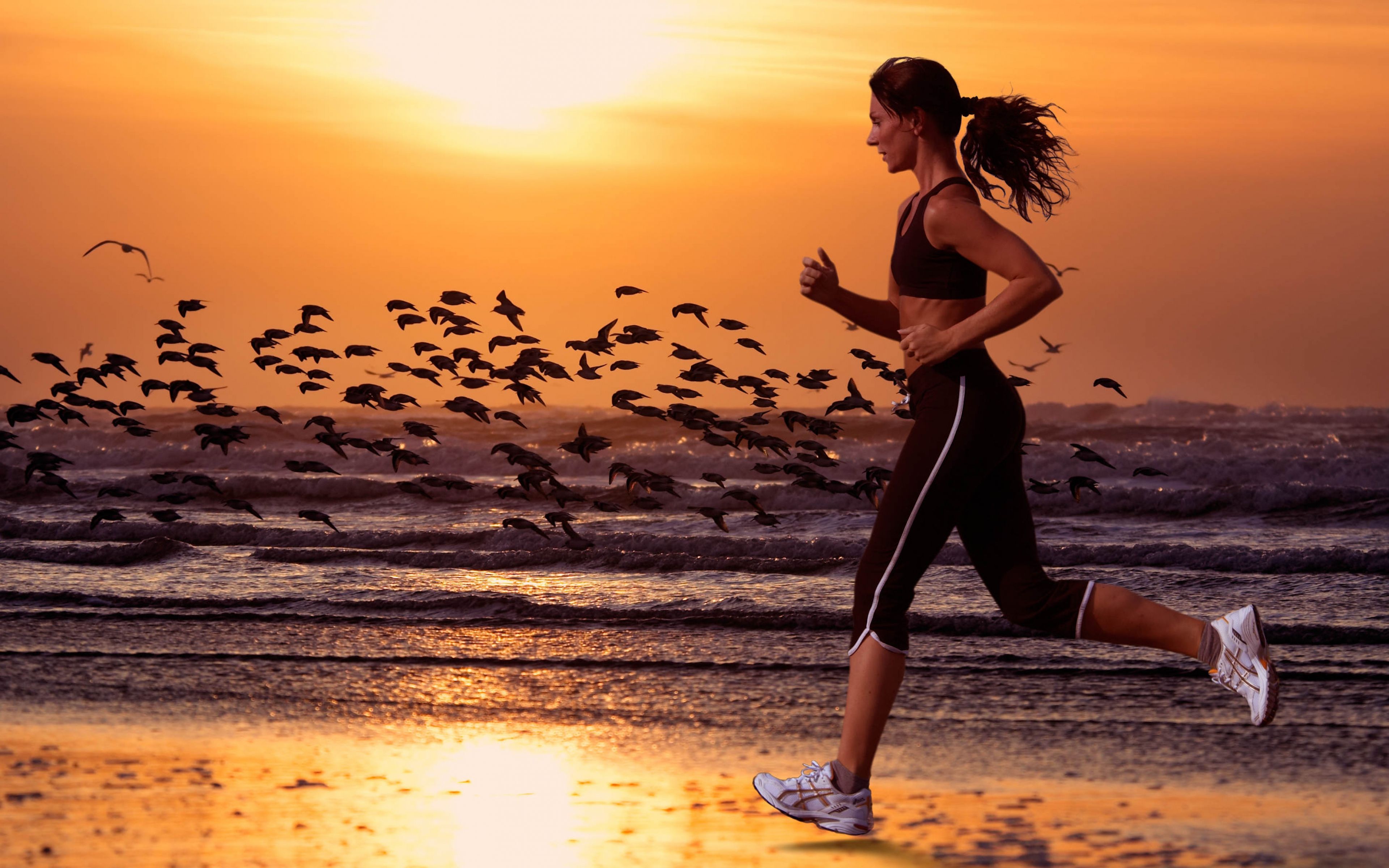 Donna che corre spiaggia tramonto, 3840x2400 UHD, PC 4K