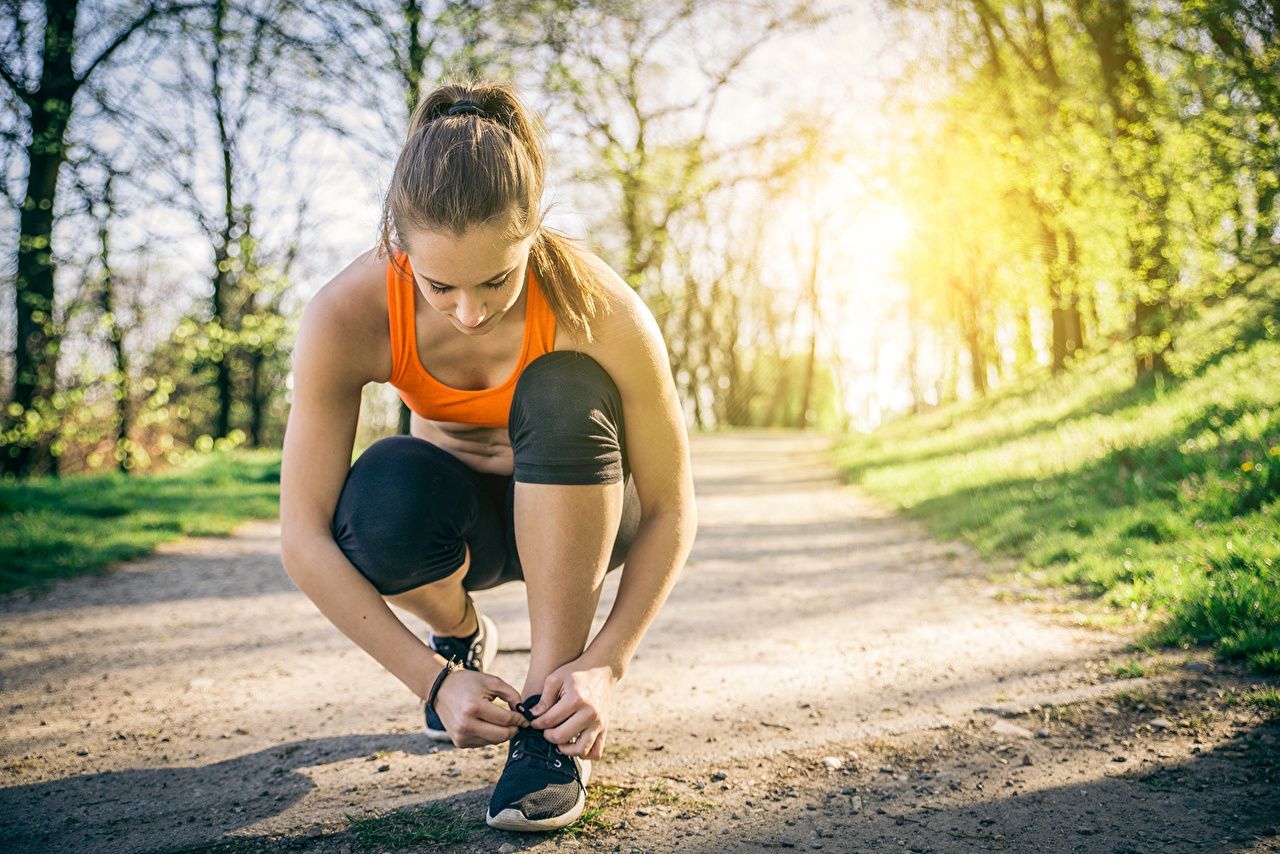 Donna allaccia scarpe running parco, 1280x854 720p, PC