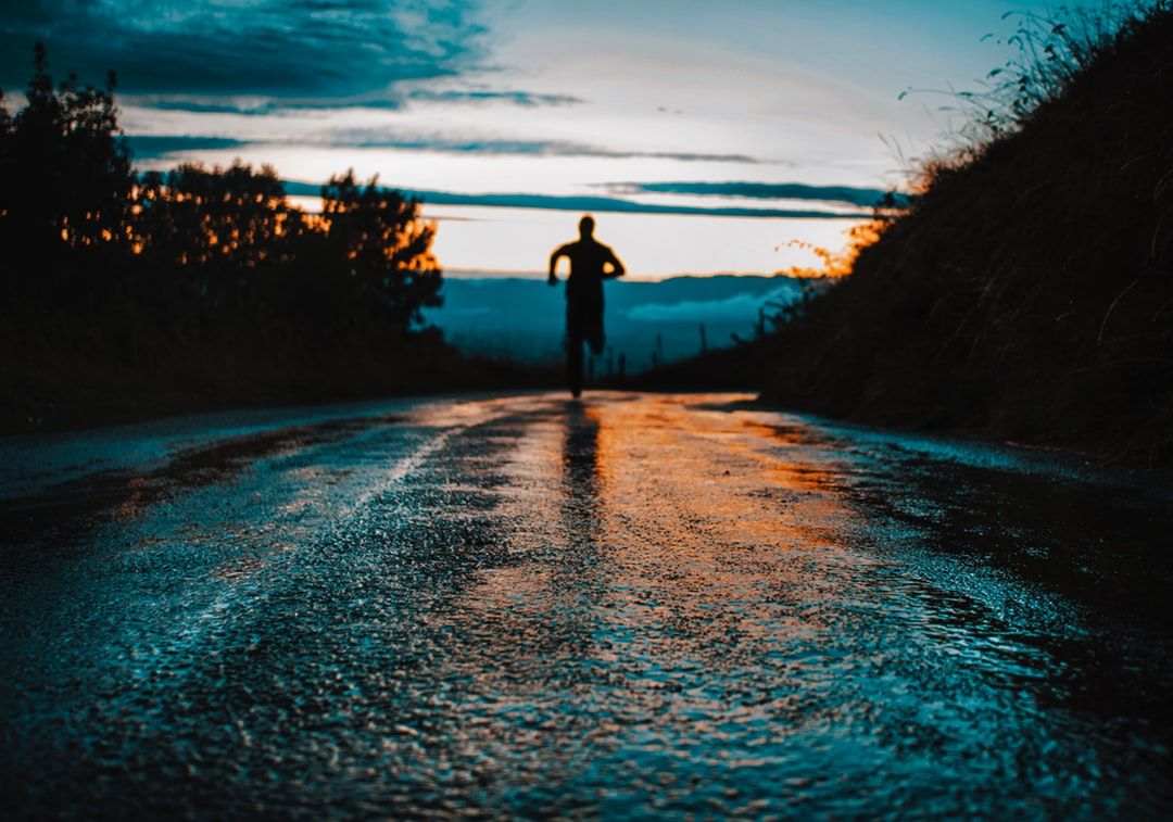 corridore silhouette strada bagnata, 1080x757 HD, Desktop