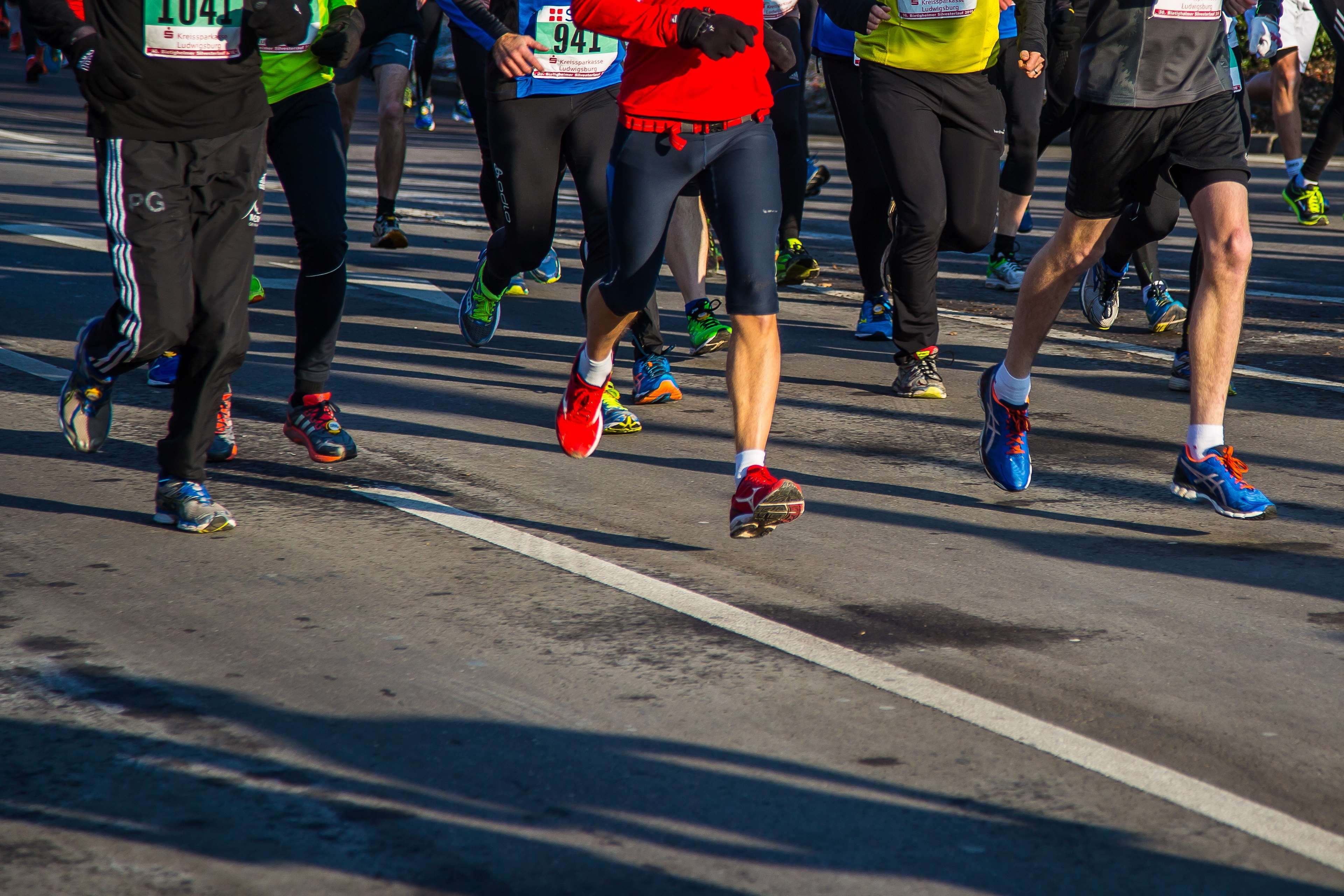 Corridori maratona gambe strada, 3840x2560 Ultra HD, Monitor 4K