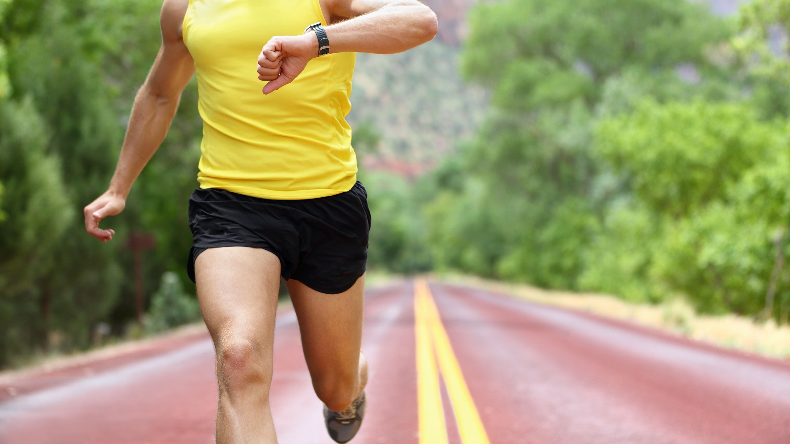 Corridore con smartwatch su strada, 2560x1440 QHD, Laptop