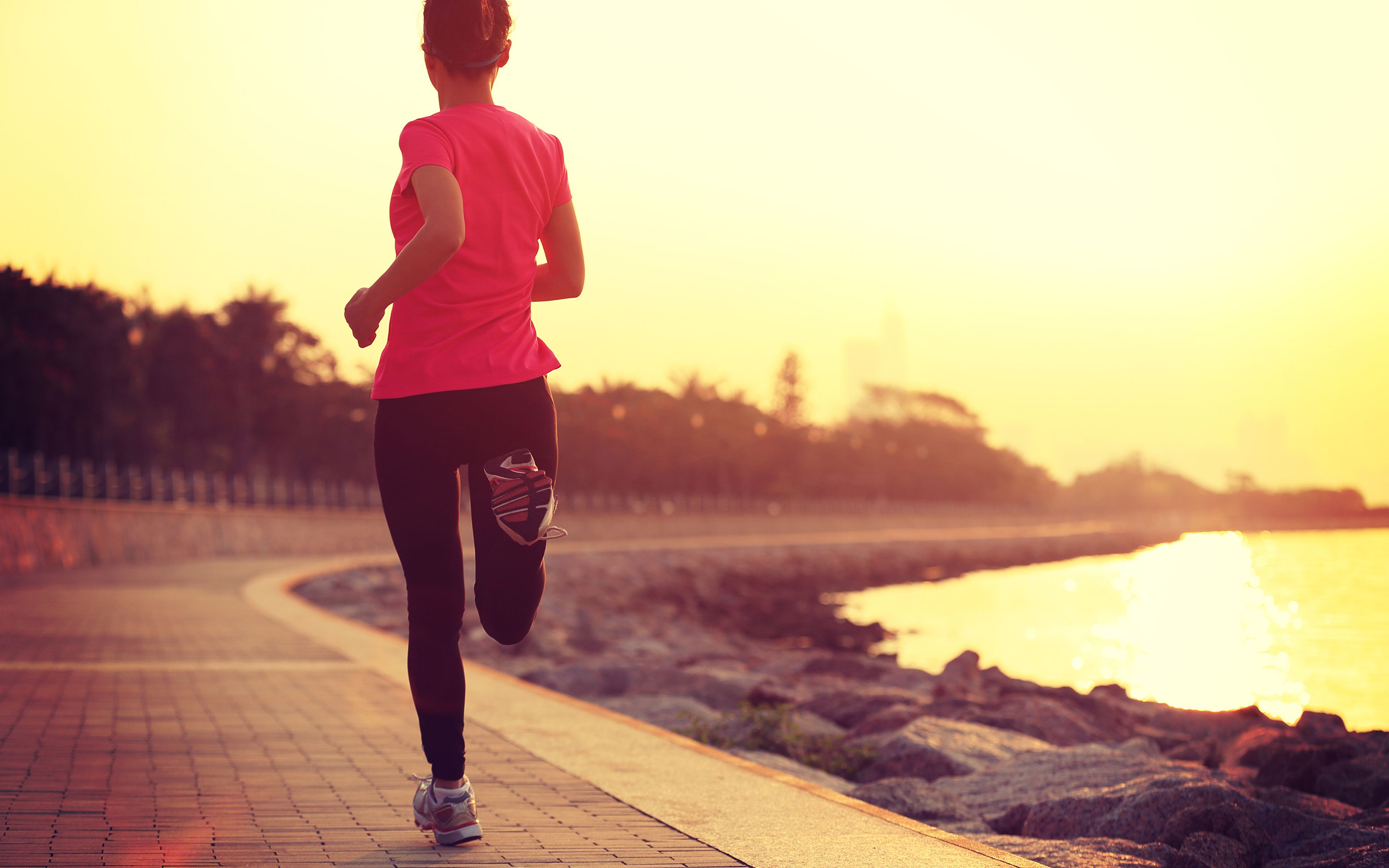 Donna che corre al tramonto, 3840x2400 4K Ultra HD, Monitor 4K