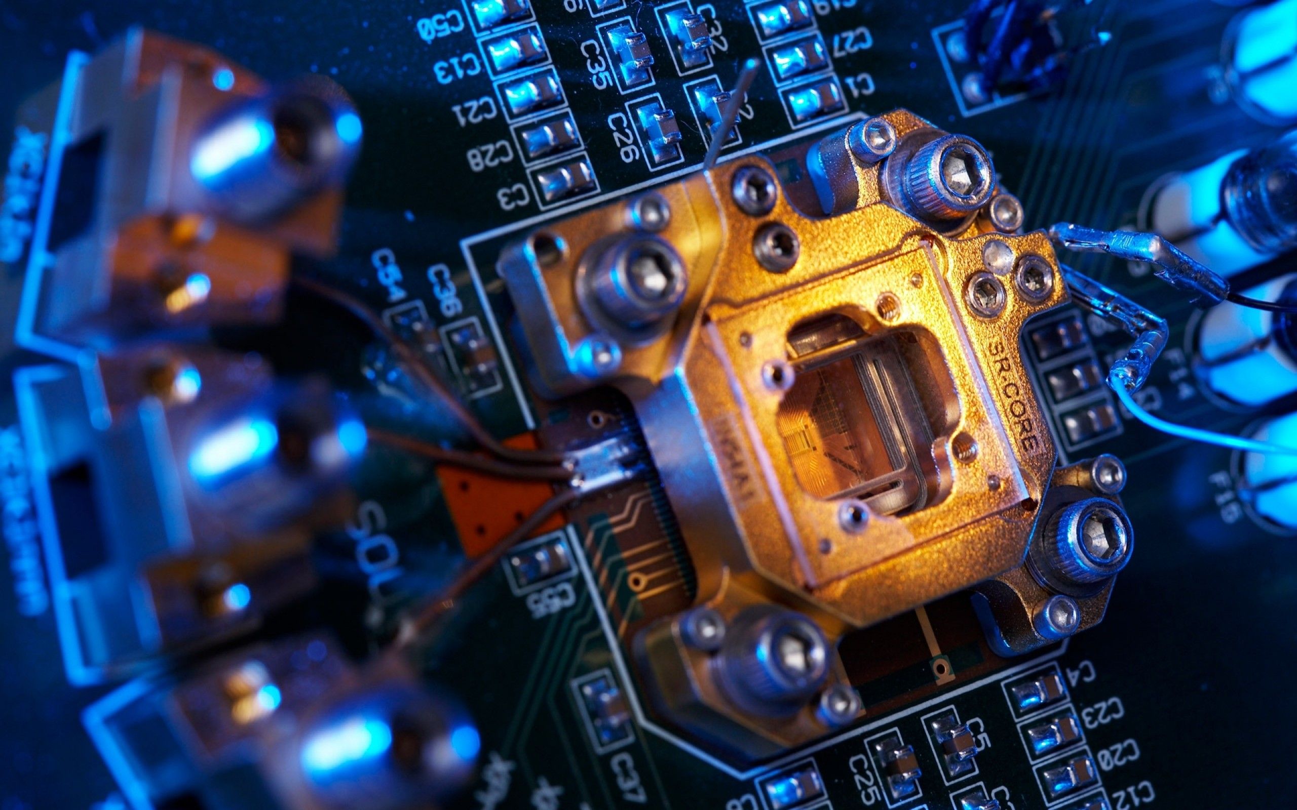 Circuito elettronico con chip dorato, 2560x1600 2K, Desktop