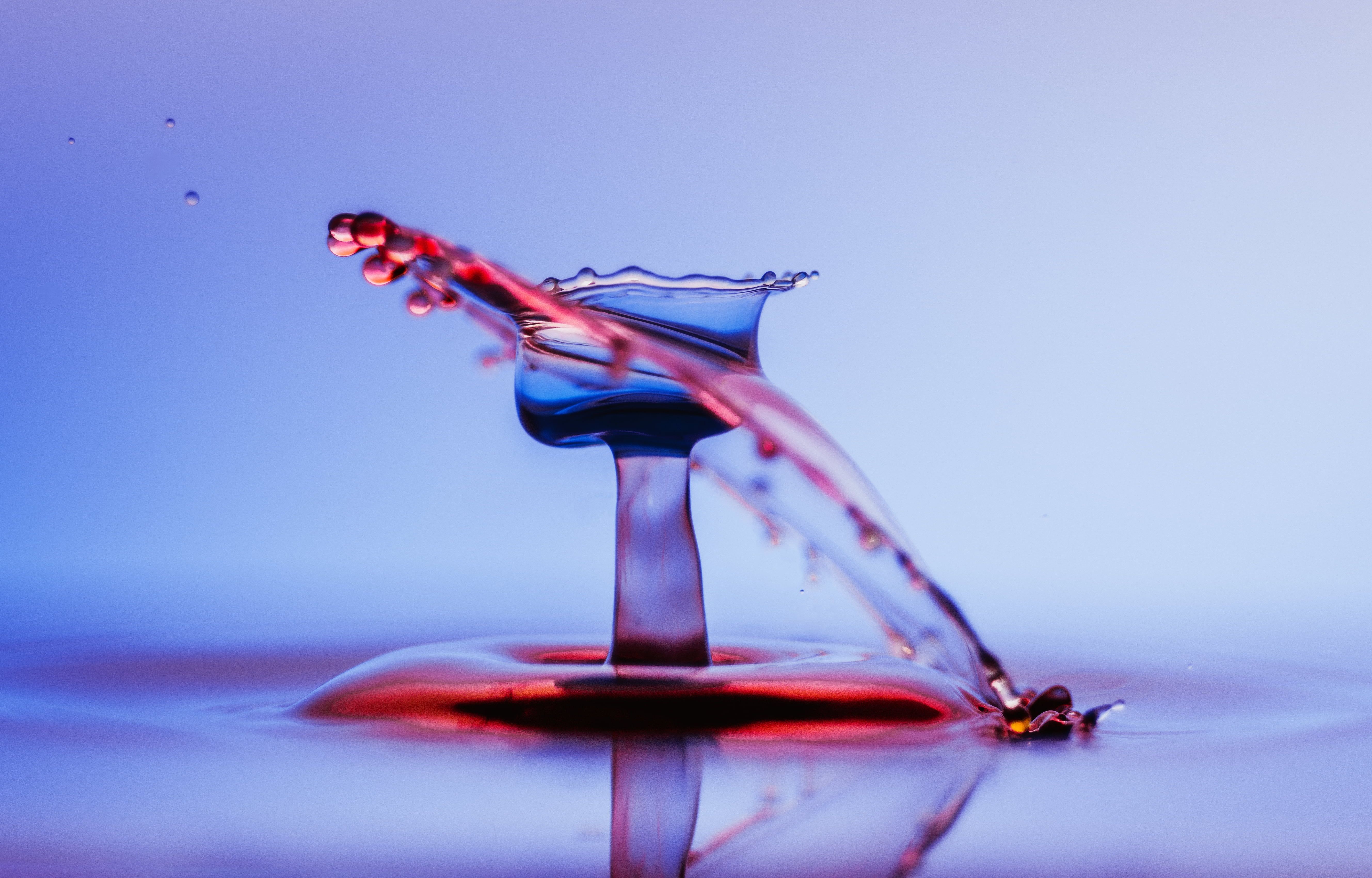 Goccia d'acqua rossa e blu, 5316x3401 UHD, PC 4K