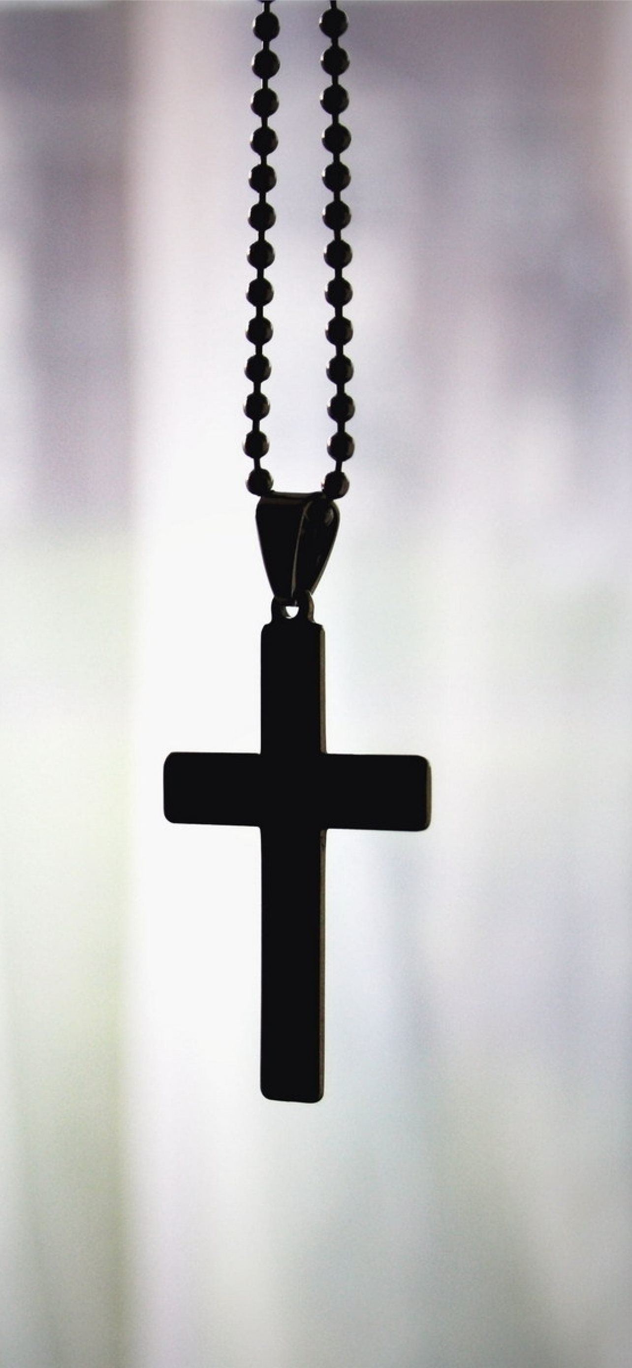 Collana con croce nera, 1284x2778 Verticale, Mobile