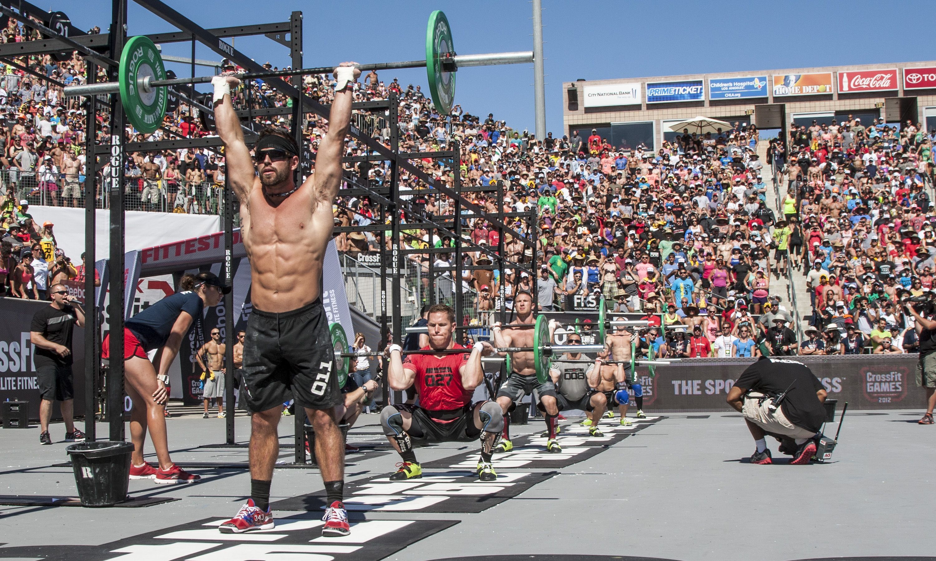 Atleta CrossFit sollevamento bilanciere pubblico, 3000x1800 2K+, Laptop