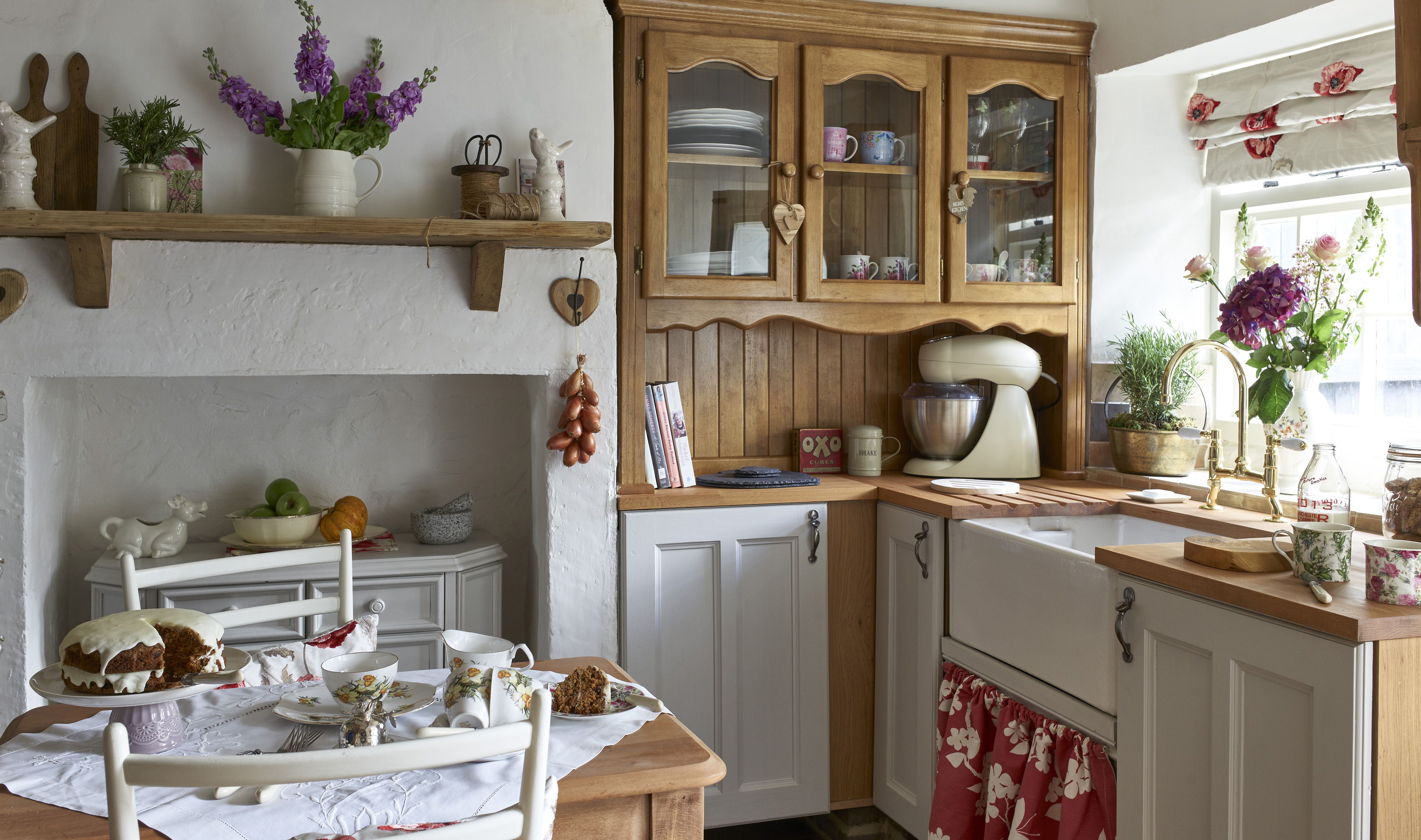 Cucina vintage bianca con sgabelli colorati, 2121x1411 2K, PC