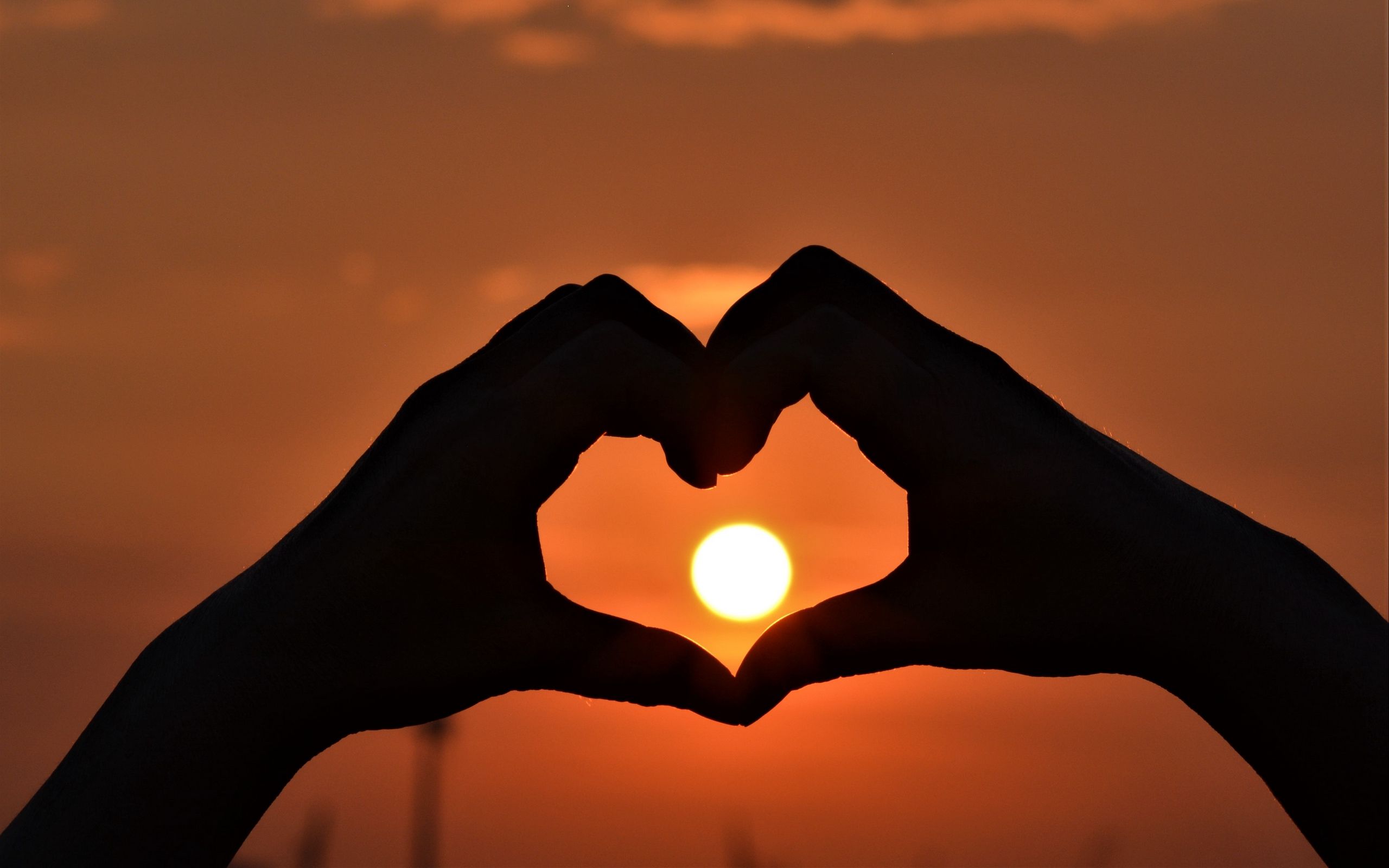Mani a cuore al tramonto, 2560x1600 WQXGA, Desktop