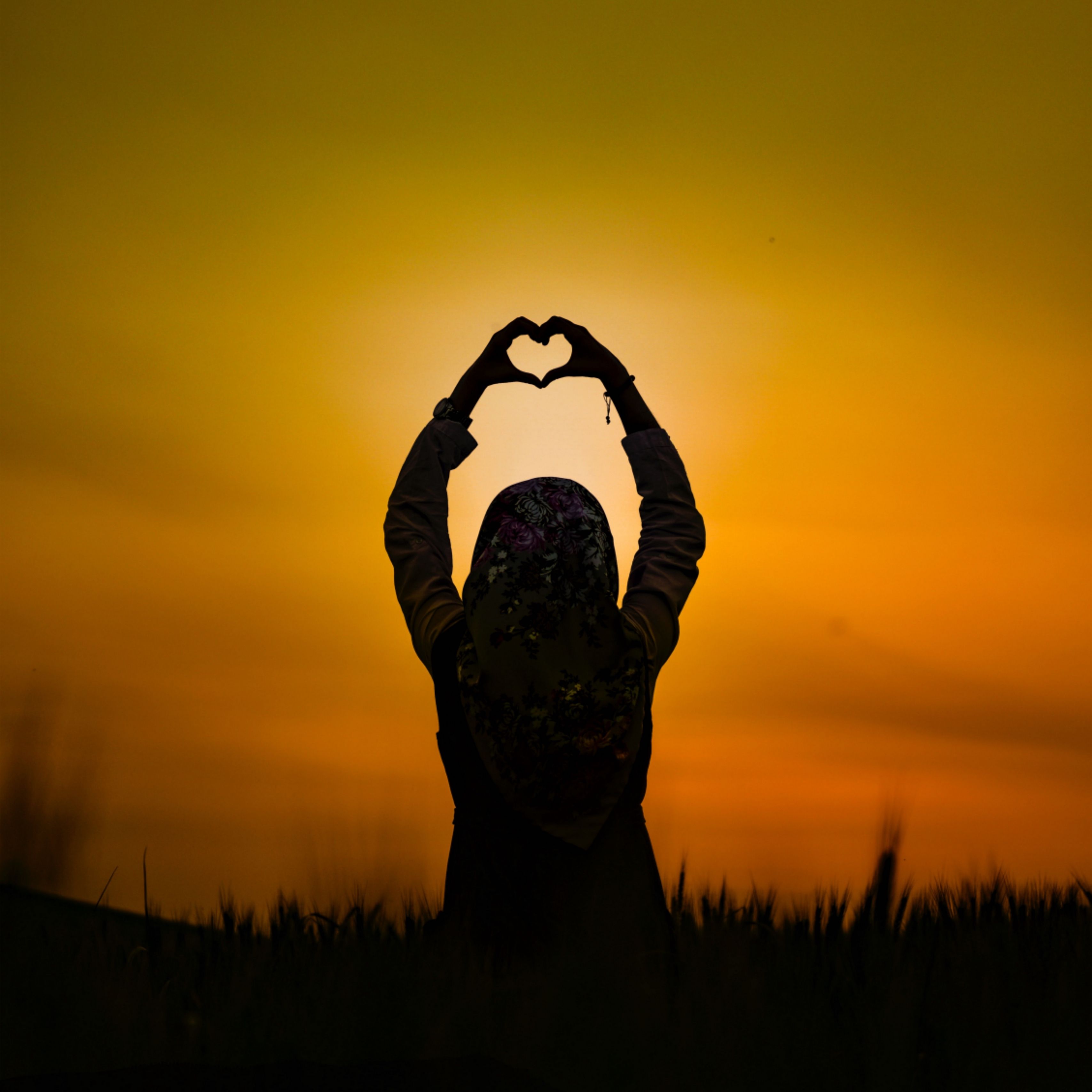 Silhouette donna cuore tramonto, 3415x3415 2K+, Desktop