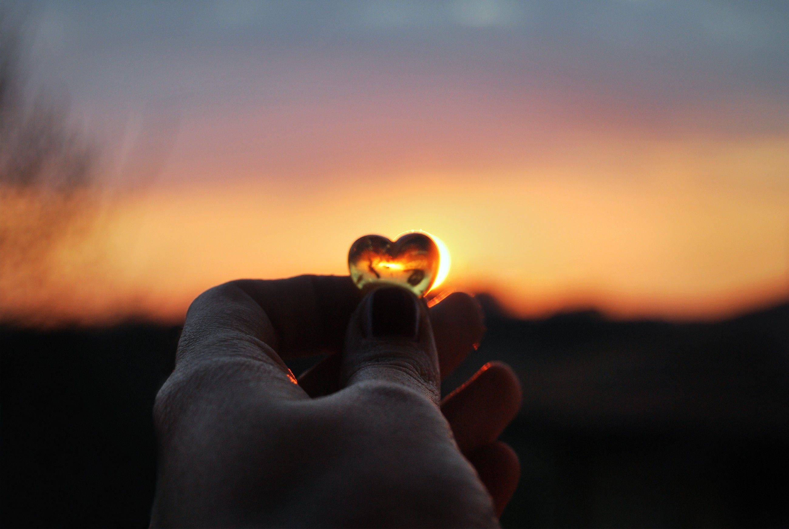 Mani che formano cuore al tramonto, 2600x1745 2K+, PC
