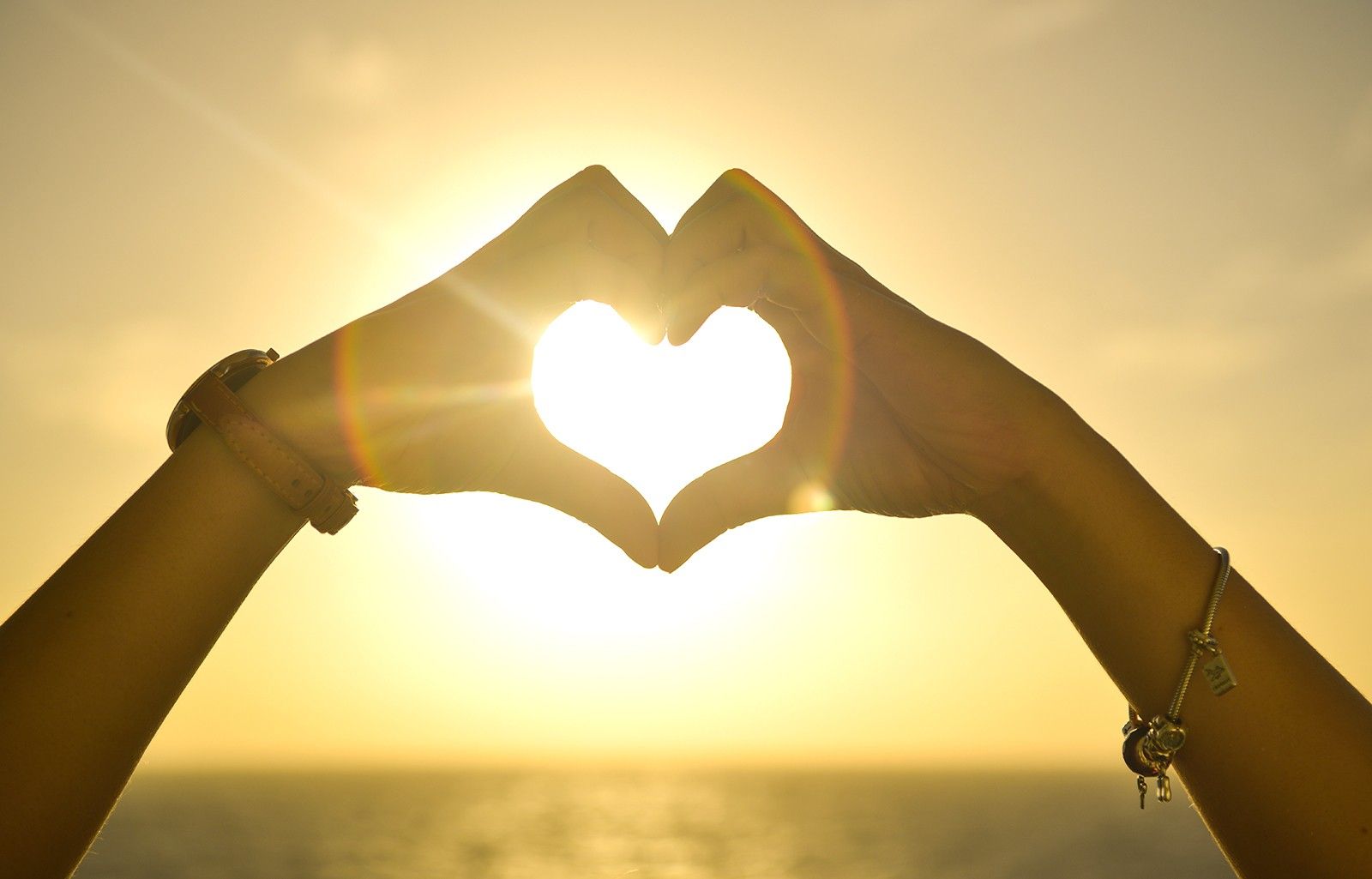 Mani a forma di cuore al tramonto, 1600x1025 900p, Laptop
