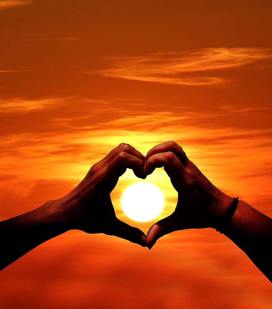 Mani a cuore al tramonto, 910x1034 Full HD Verticale, iPhone