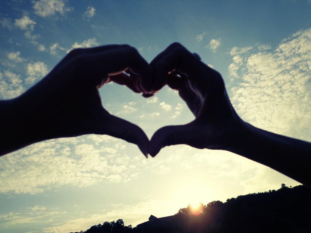 Mani a forma di cuore al tramonto, 1024x768 HD, iMac