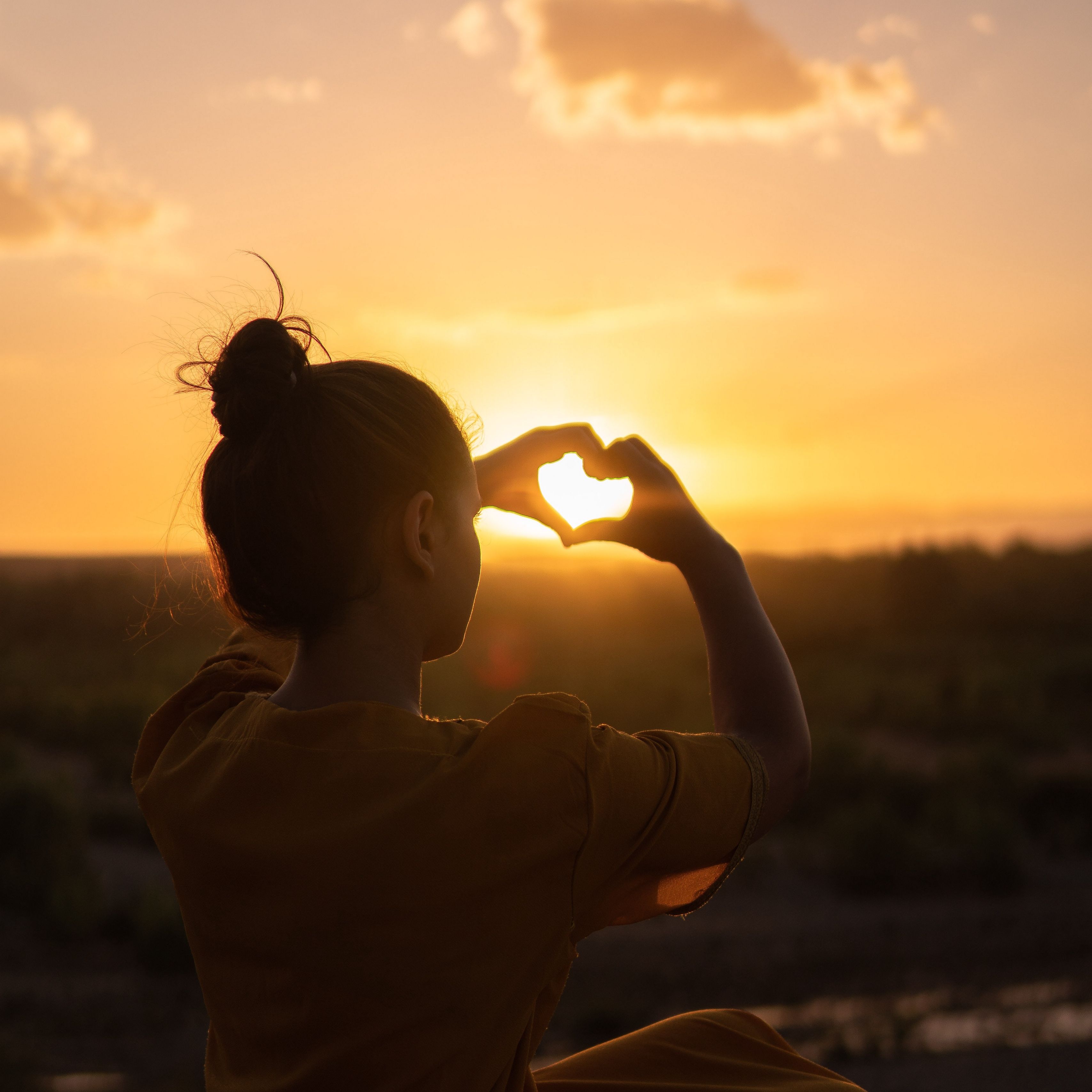 Ragazza cuore mani tramonto, 3415x3415 WQXGA, Desktop