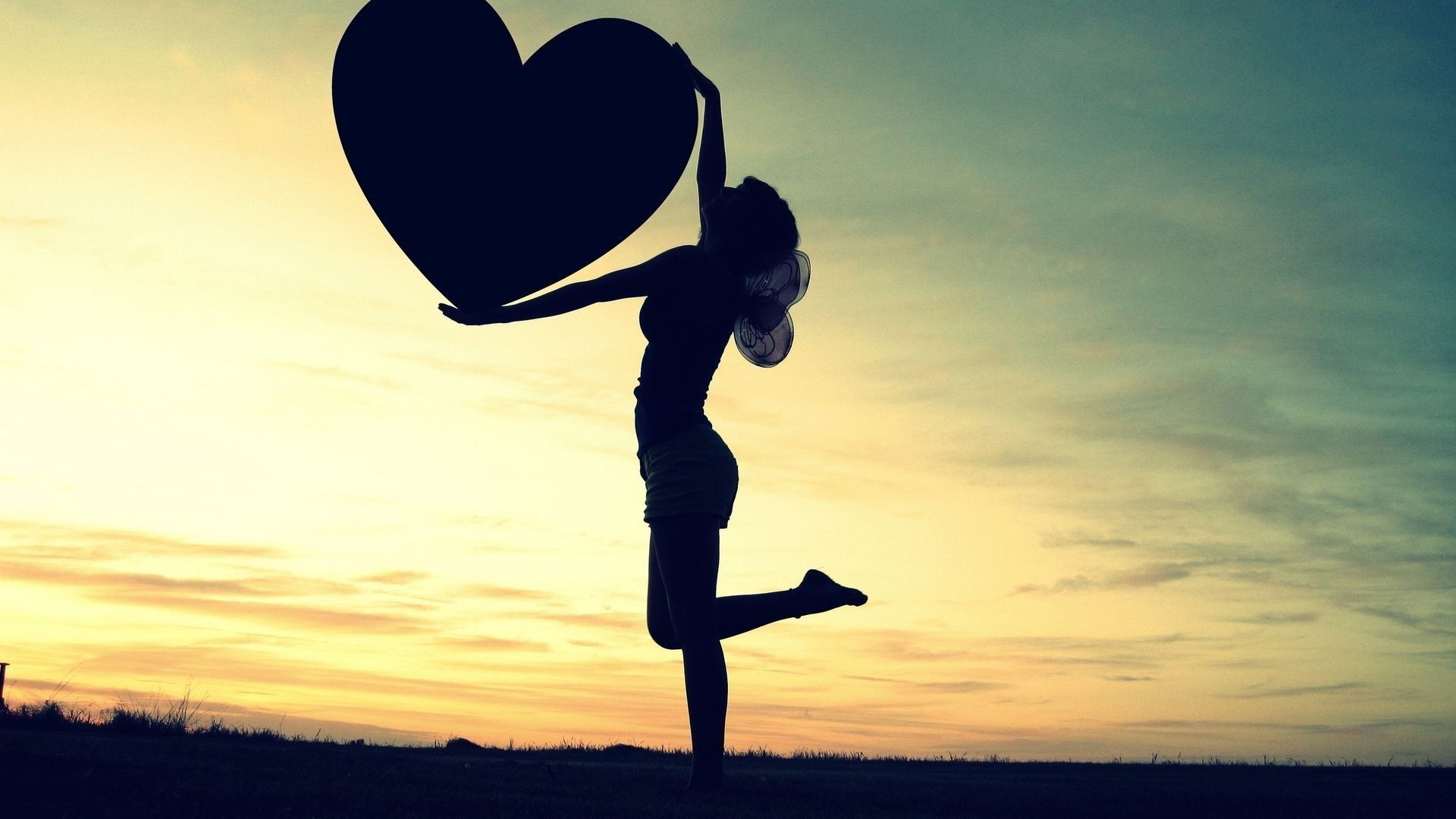Ragazza con cuore al tramonto, 1920x1080 Full HD 1080p, Desktop