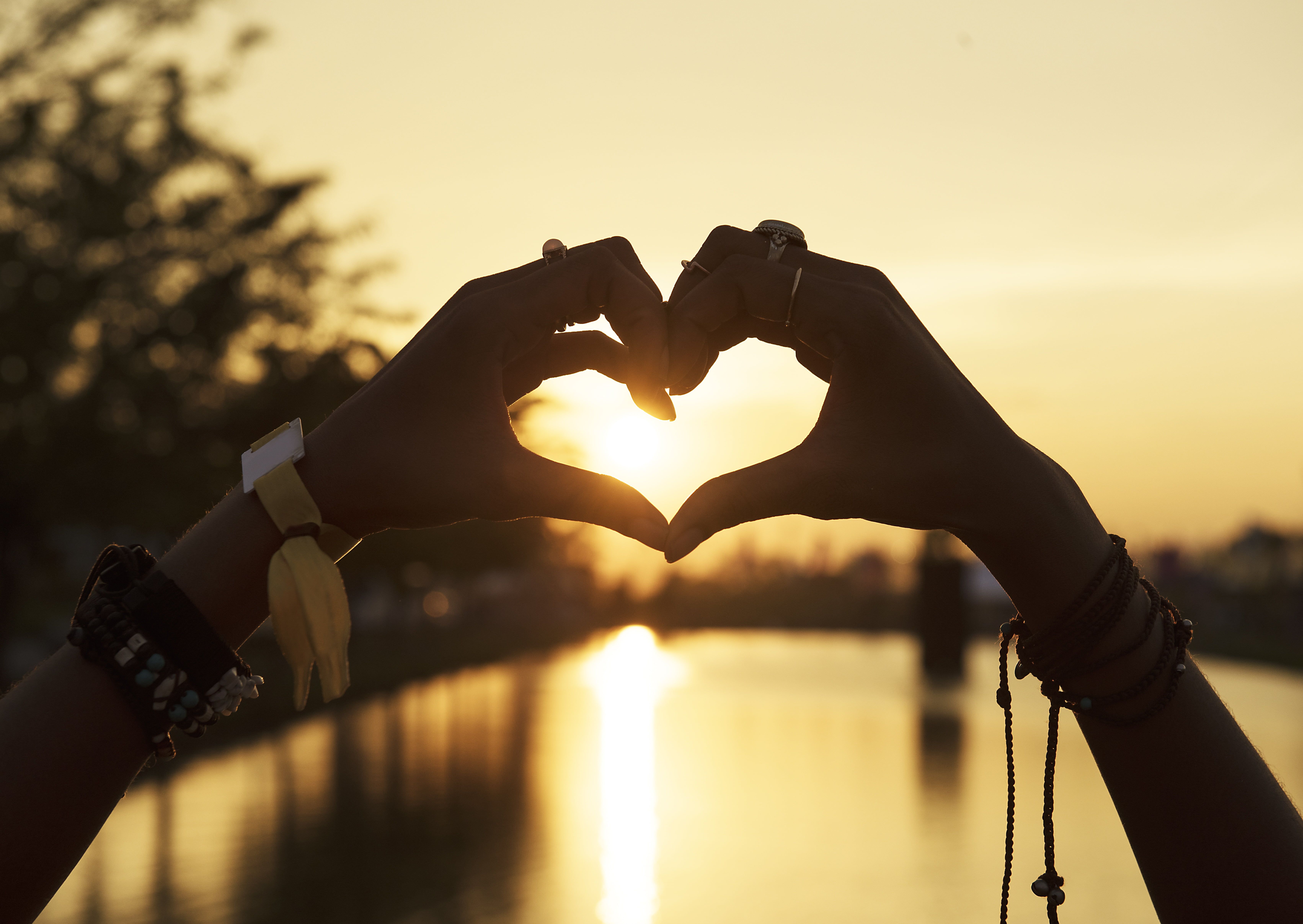 Mani a cuore al tramonto, 6809x4828 4K Ultra HD, Monitor 4K
