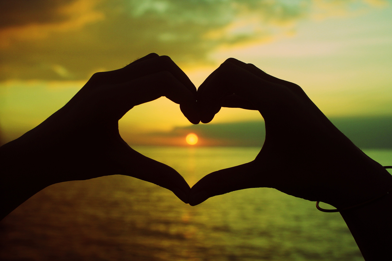 Mani a forma di cuore, tramonto, 1280x853 720p, PC