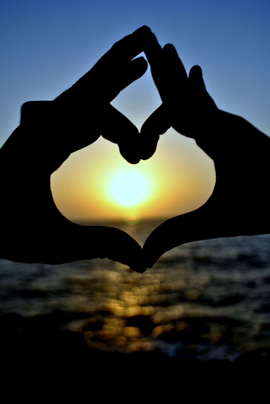 Mani a forma di cuore al tramonto, 910x1359 Verticale, Mobile