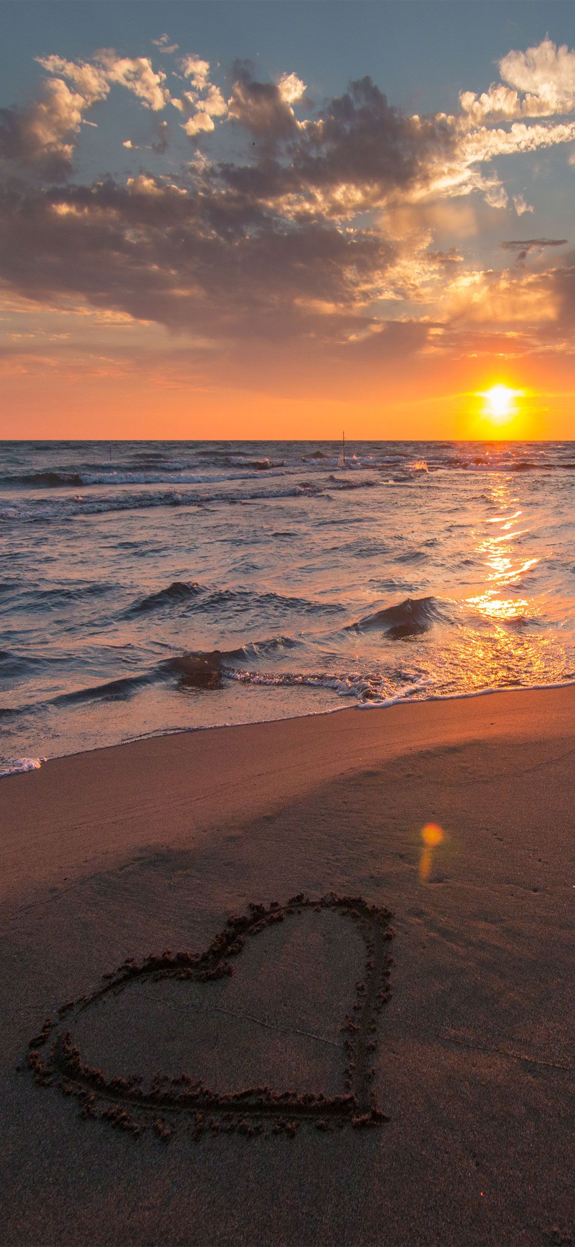 Cuore disegnato spiaggia tramonto, 1125x2436 Verticale, iPhone