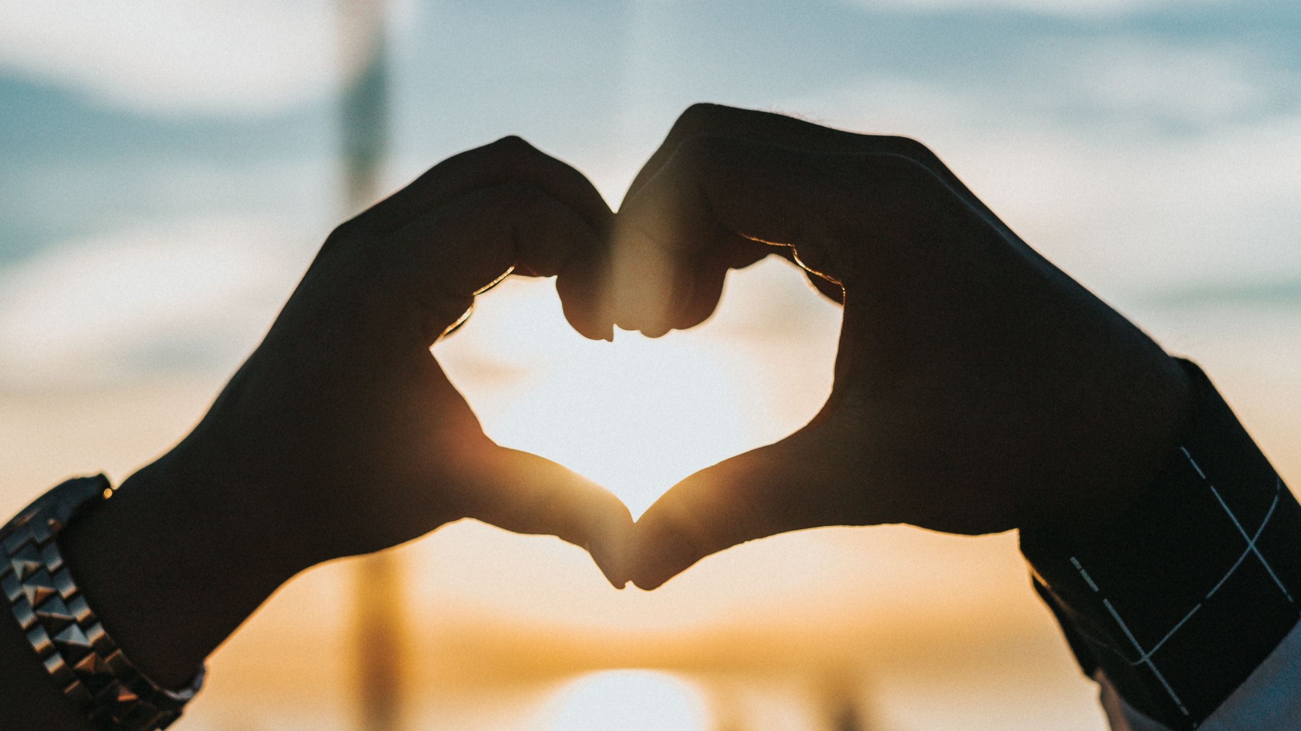 Mani a forma di cuore al tramonto, 2560x1440 2K, Desktop