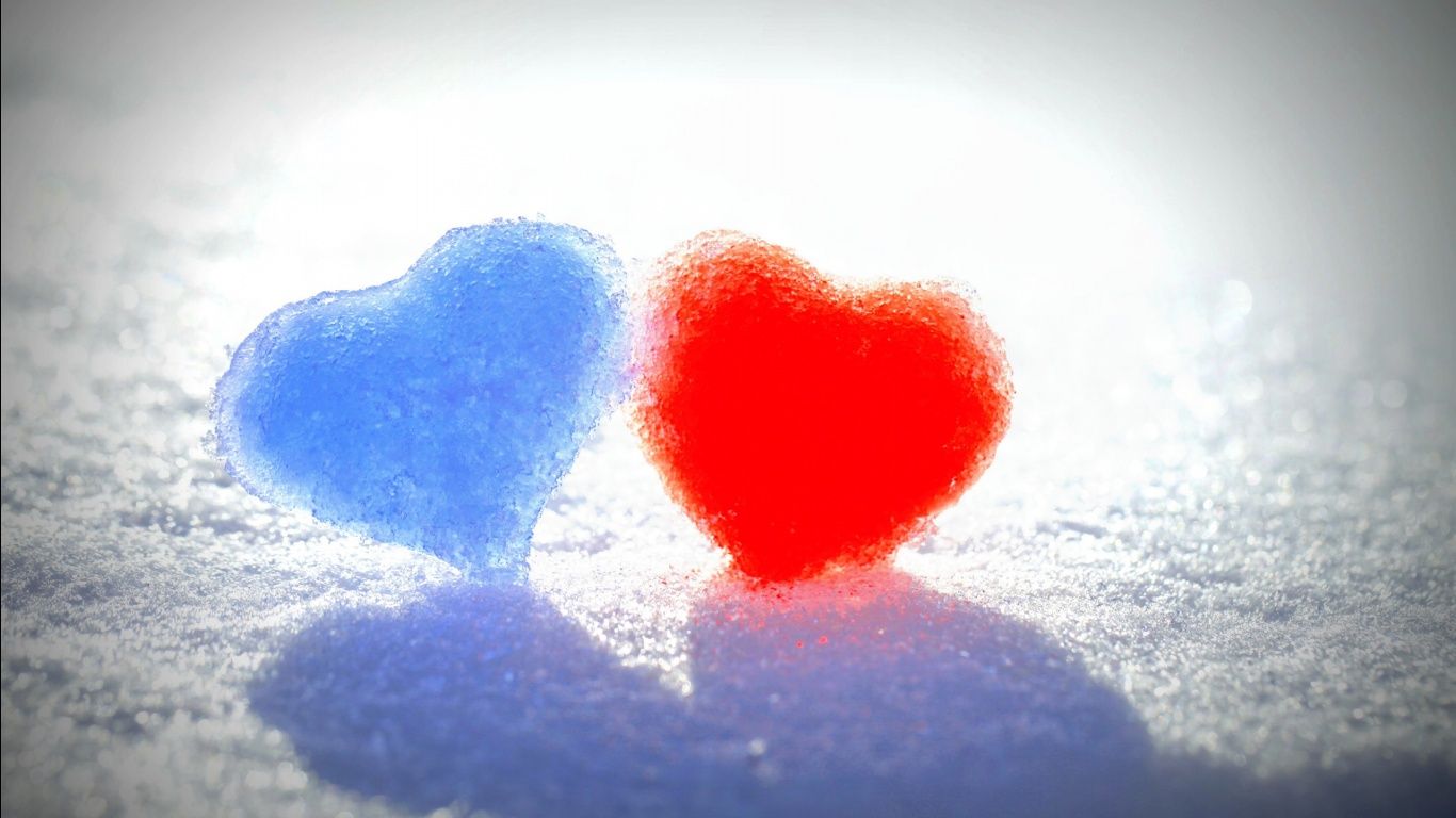 Cuori blu e rosso nella neve, 1366x768 720p, Laptop