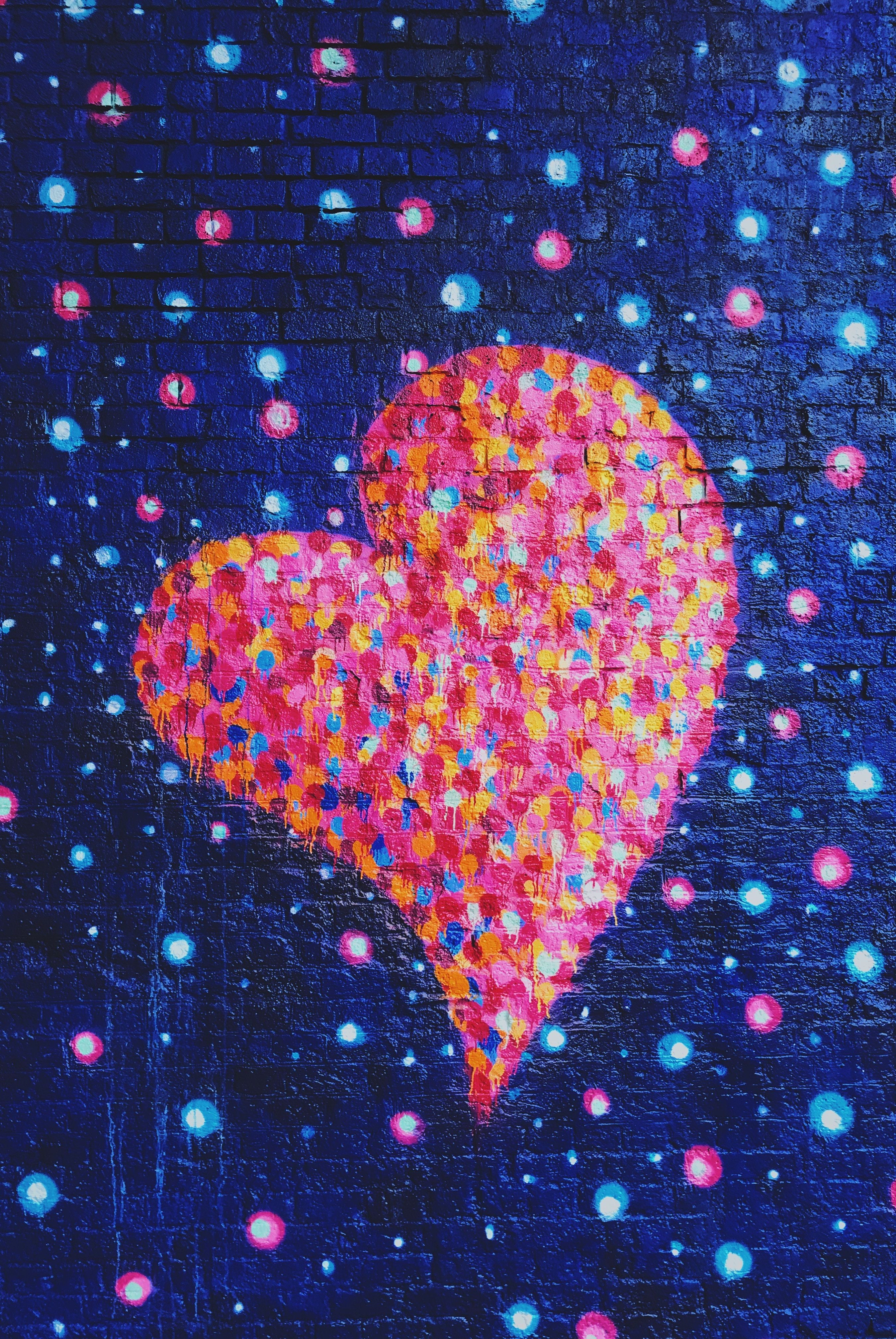 Cuore dipinto muro mattoni, 2698x4032 Verticale, Telefono